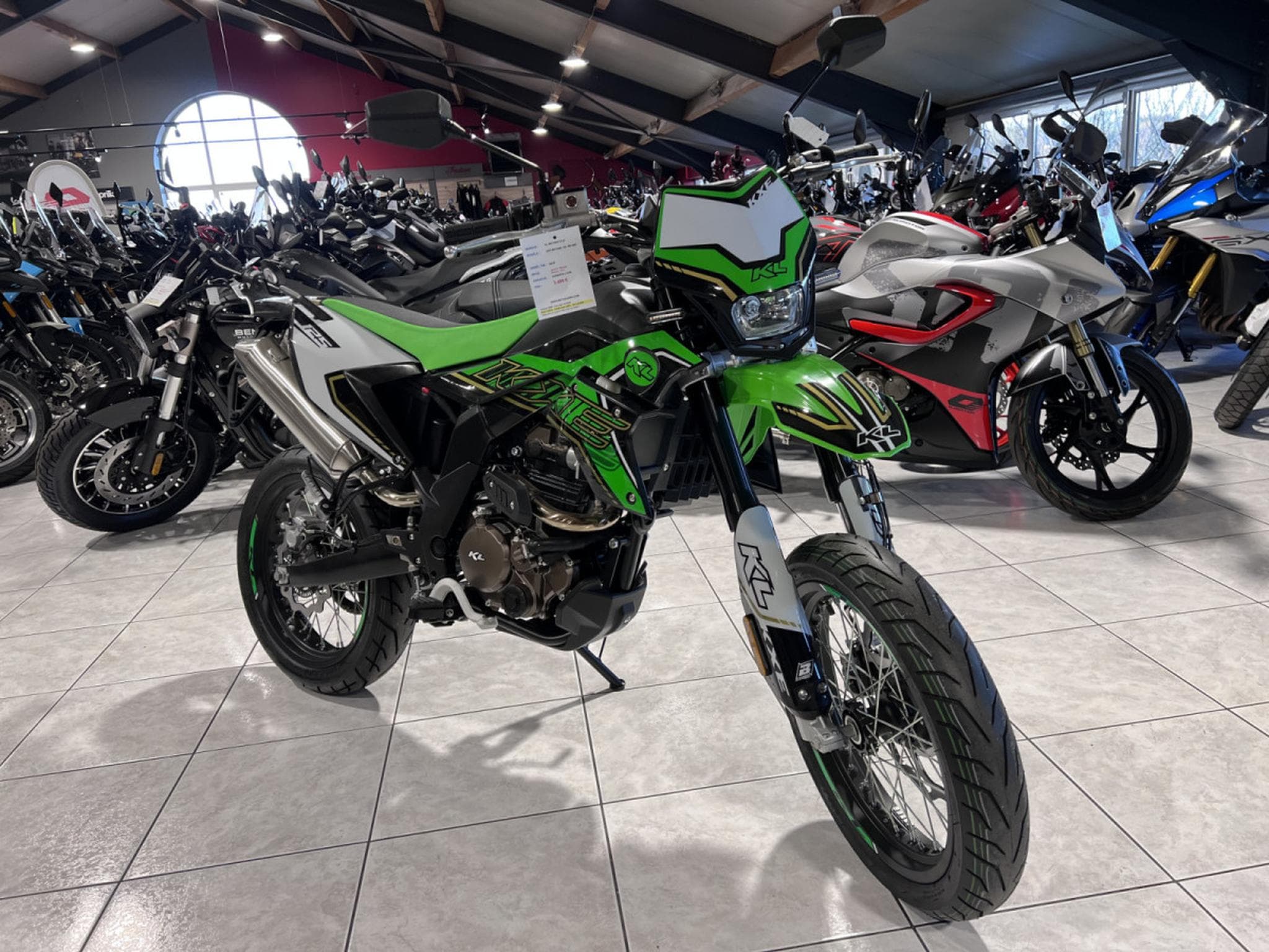 KL Motorcycle KXE Motard 125 SM ABS (2026) - Photo 7