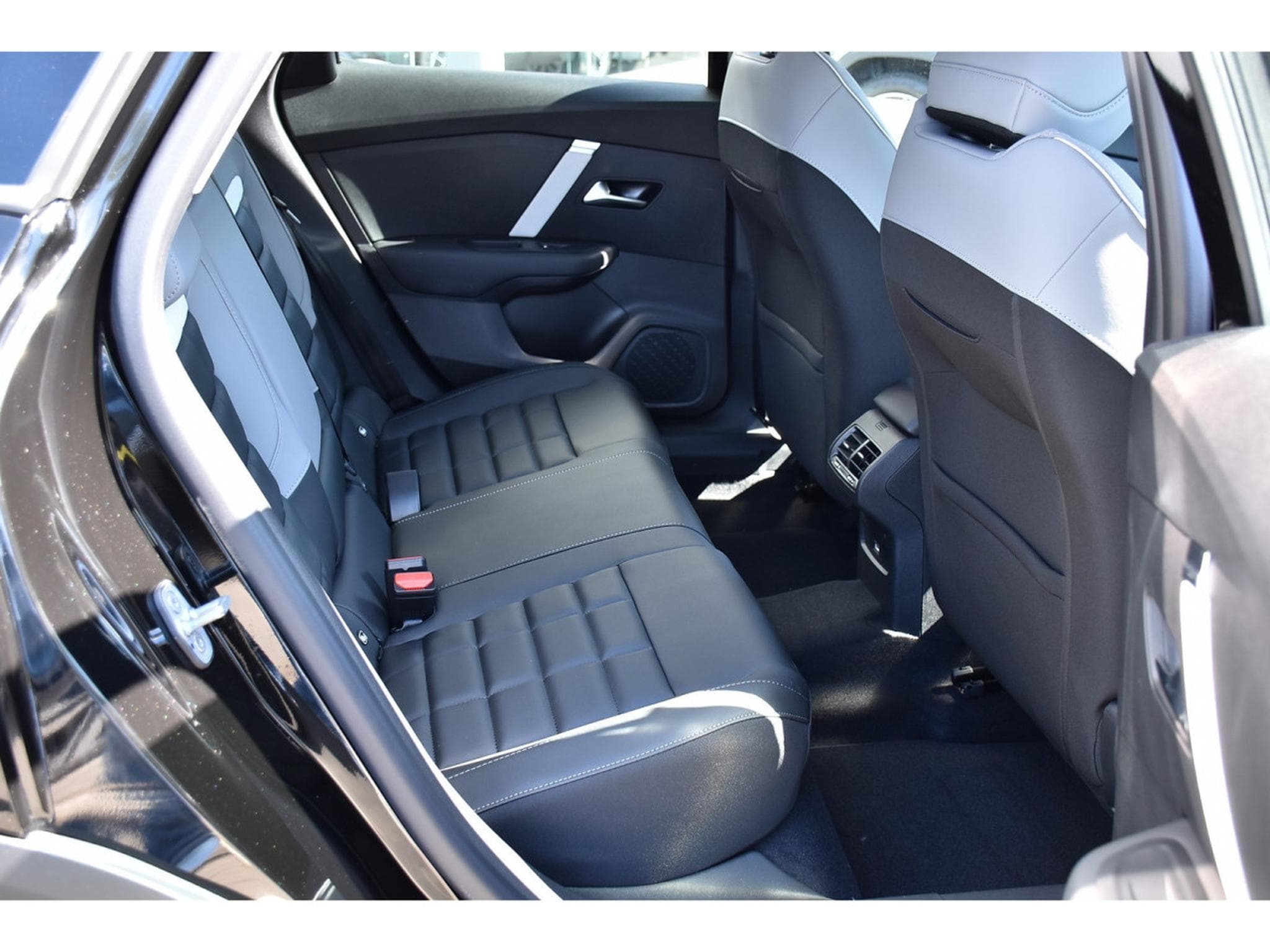 Citroën C4 1.2 PureTech 130 EAT8 MAX ACC HUD LANE SIDE CAM360 NEUVE (2025) - Photo 8