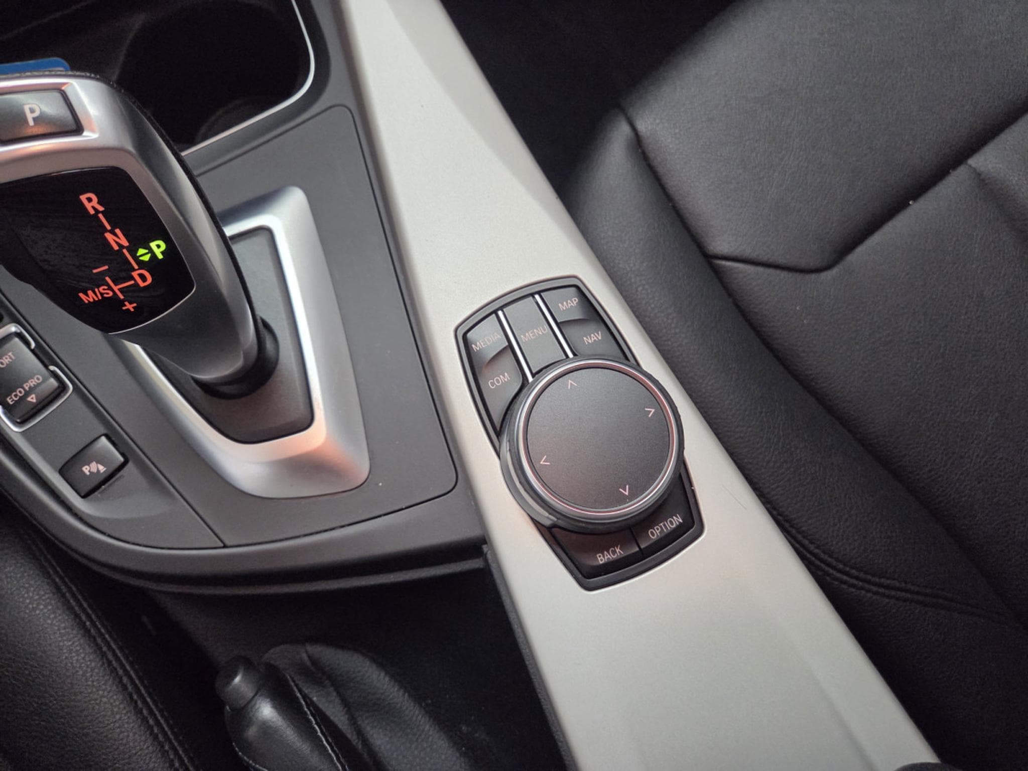 BMW 318 dA 136CV (2019) - Photo 19