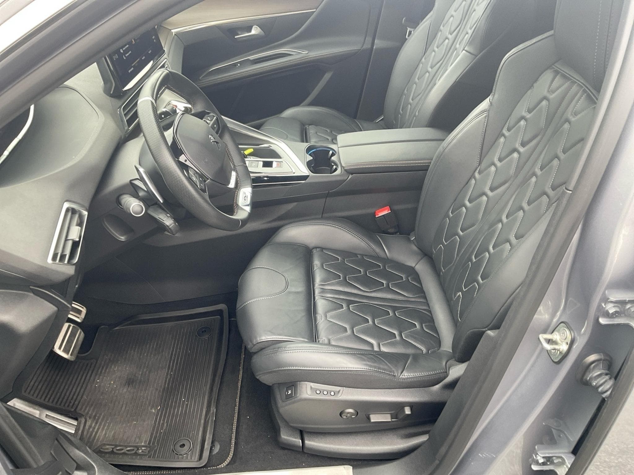 Peugeot 5008 1.5 BlueHDI 130 GT 7 Sitzer AHK Panorama (2023) - Photo 8