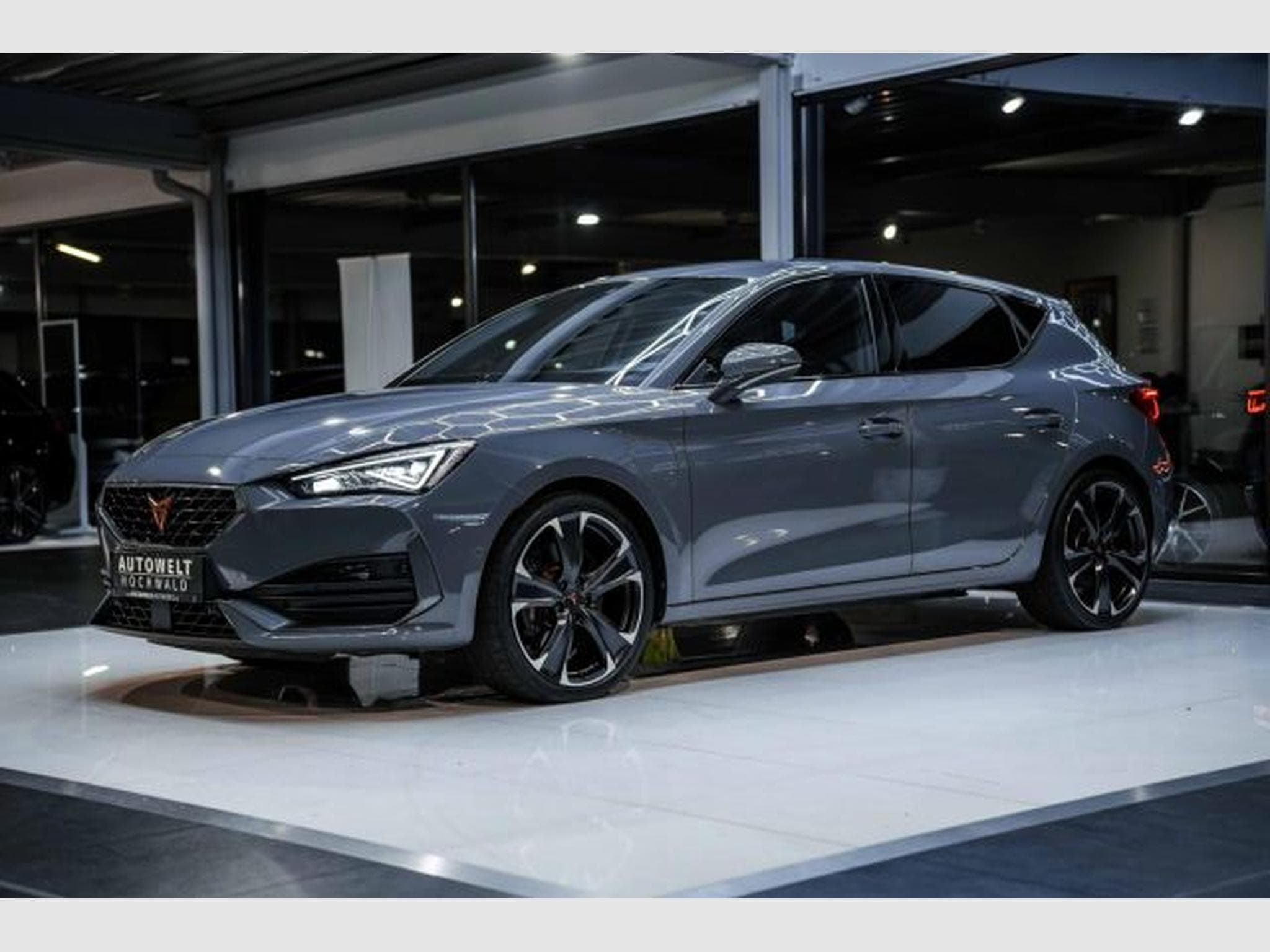 Cupra Leon Leon VZ 1.4 e-Hybrid NAVI LED RFK DriveXL Visio+ (2022) - Photo 4