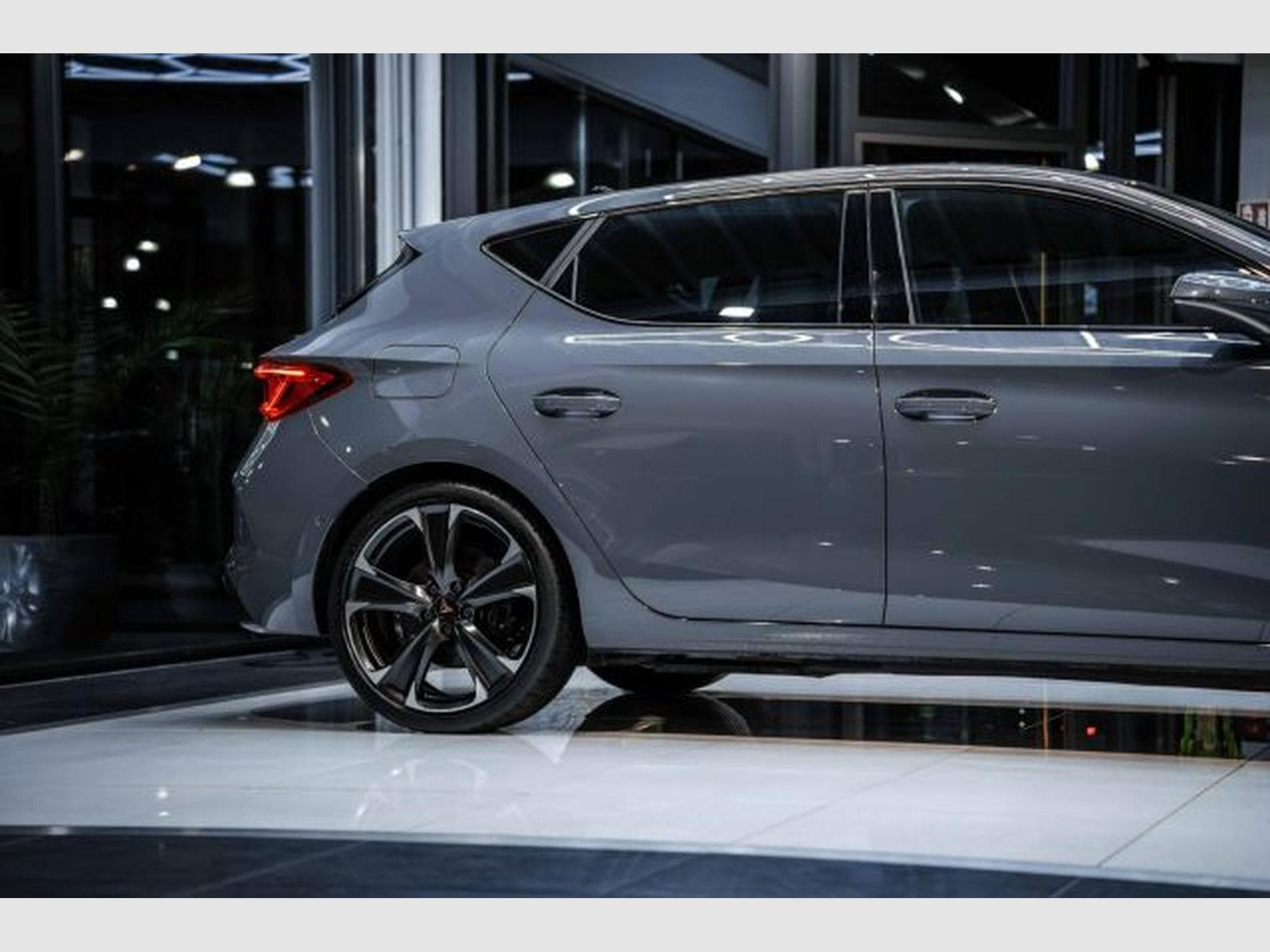 Cupra Leon Leon VZ 1.4 e-Hybrid NAVI LED RFK DriveXL Visio+ (2022) - Photo 8