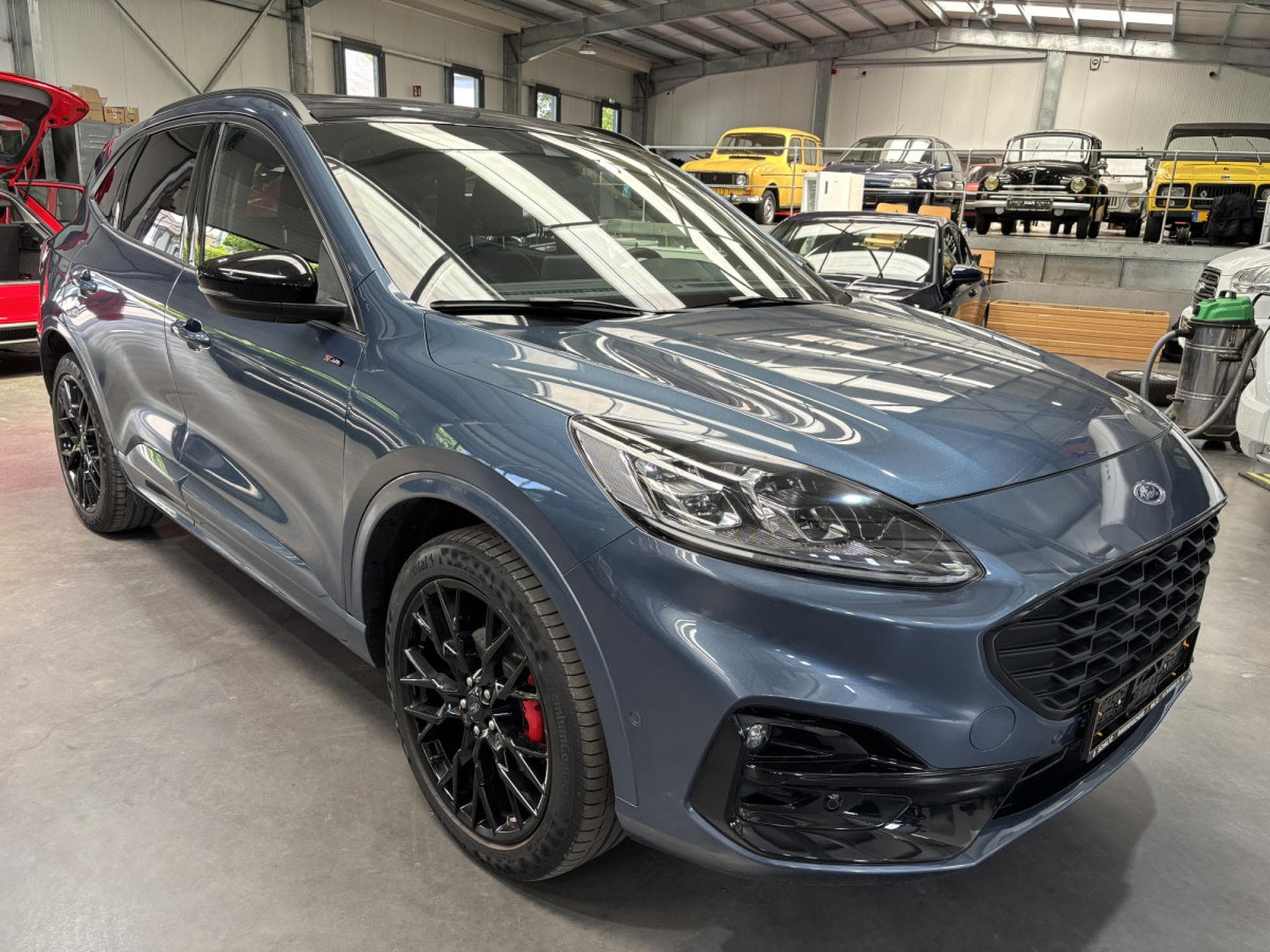 Ford Kuga 2.5 ST-LINE Plug-In (2023) - Photo 1