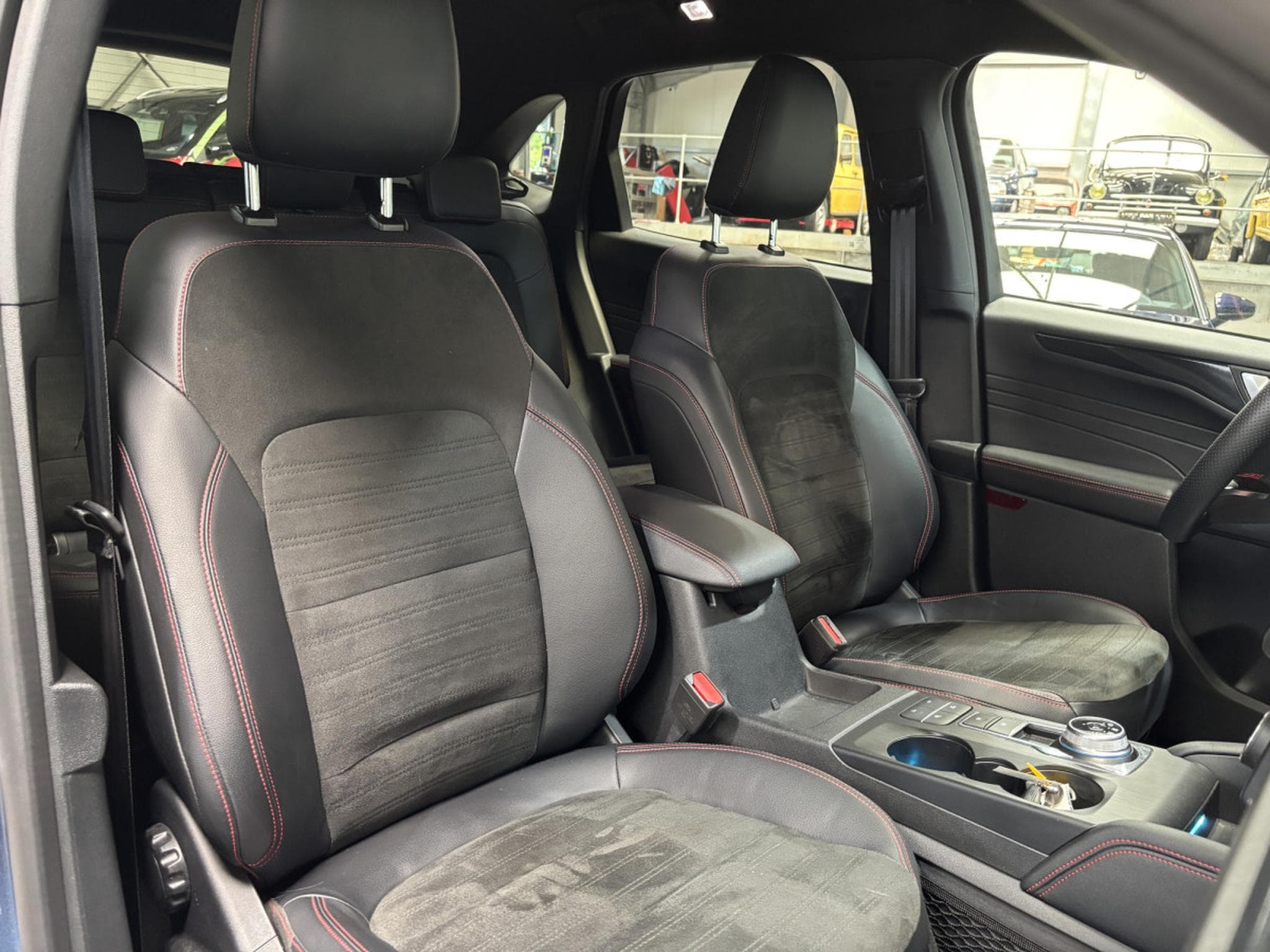Ford Kuga 2.5 ST-LINE Plug-In (2023) - Photo 12