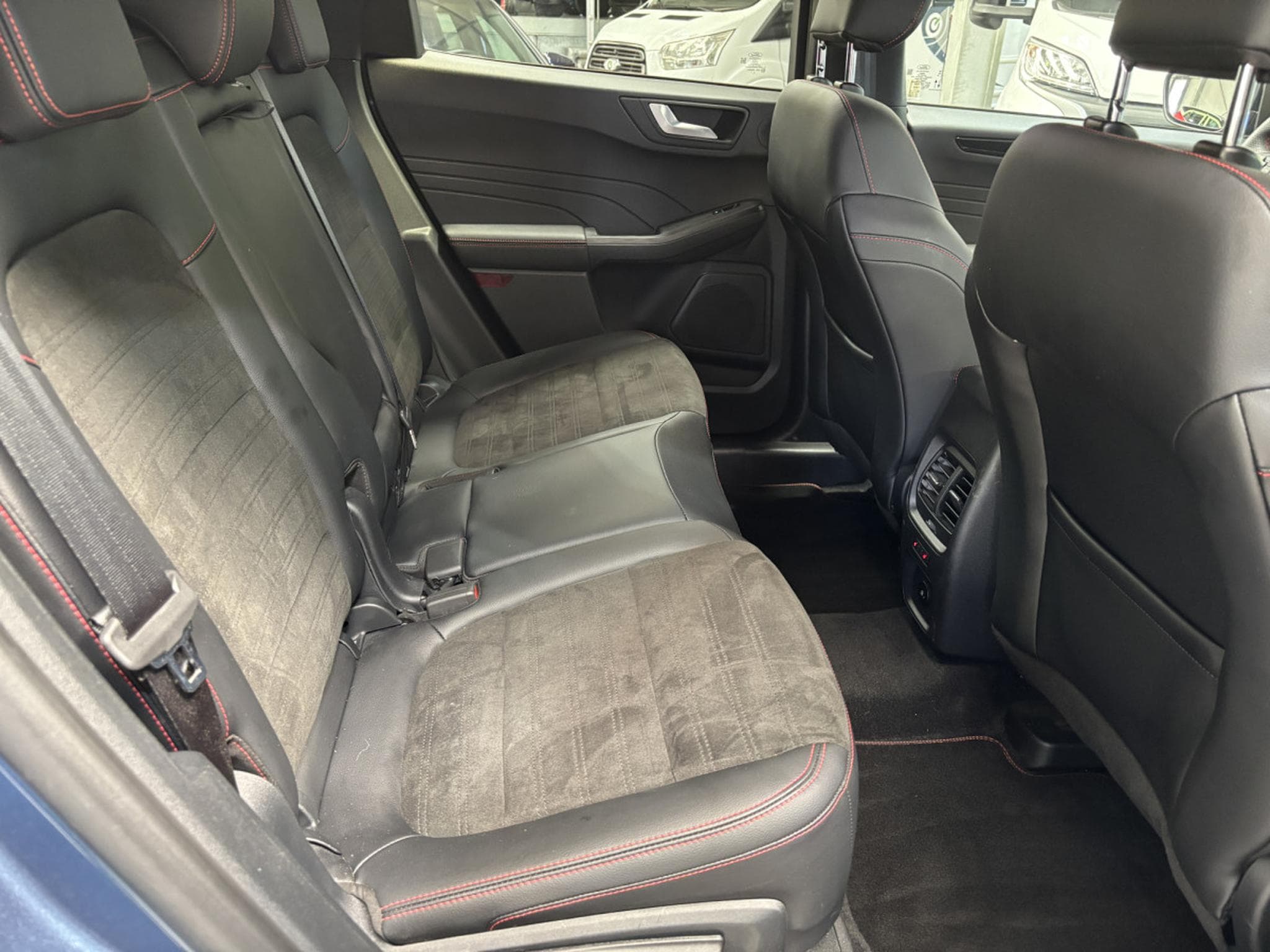Ford Kuga 2.5 ST-LINE Plug-In (2023) - Photo 13