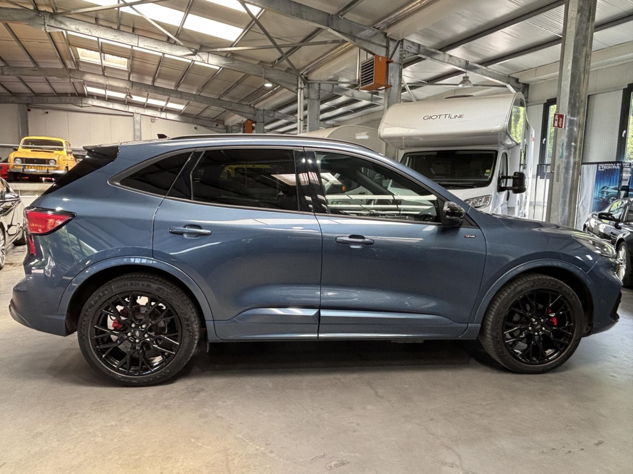 Ford Kuga 2.5 ST-LINE Plug-In (2023) - Photo 2