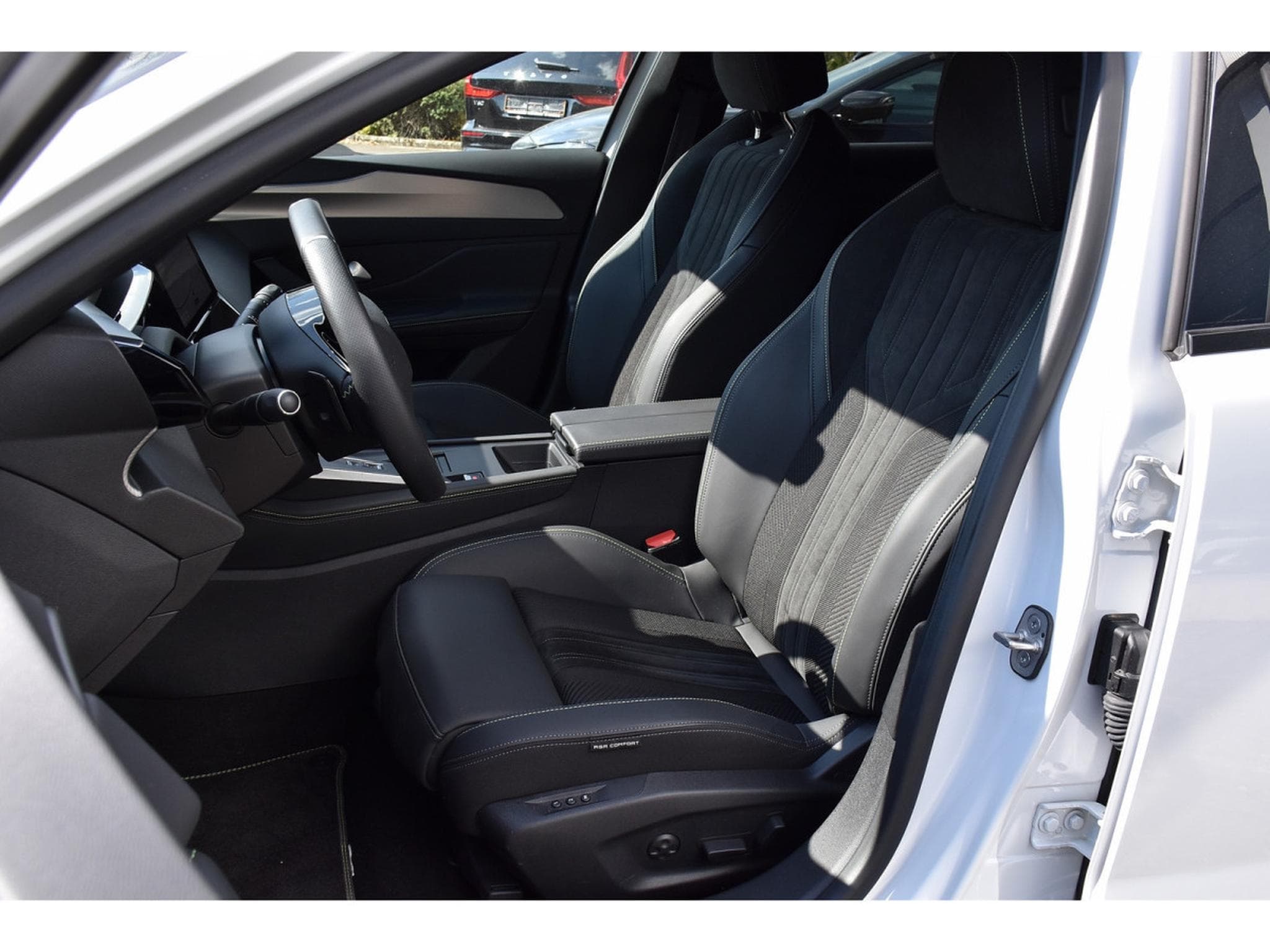 Peugeot 408 1.2 Hybrid 145 e-DCS6 GT MEMO SG MASS CAM360 1° MAIN (2025) - Foto 6