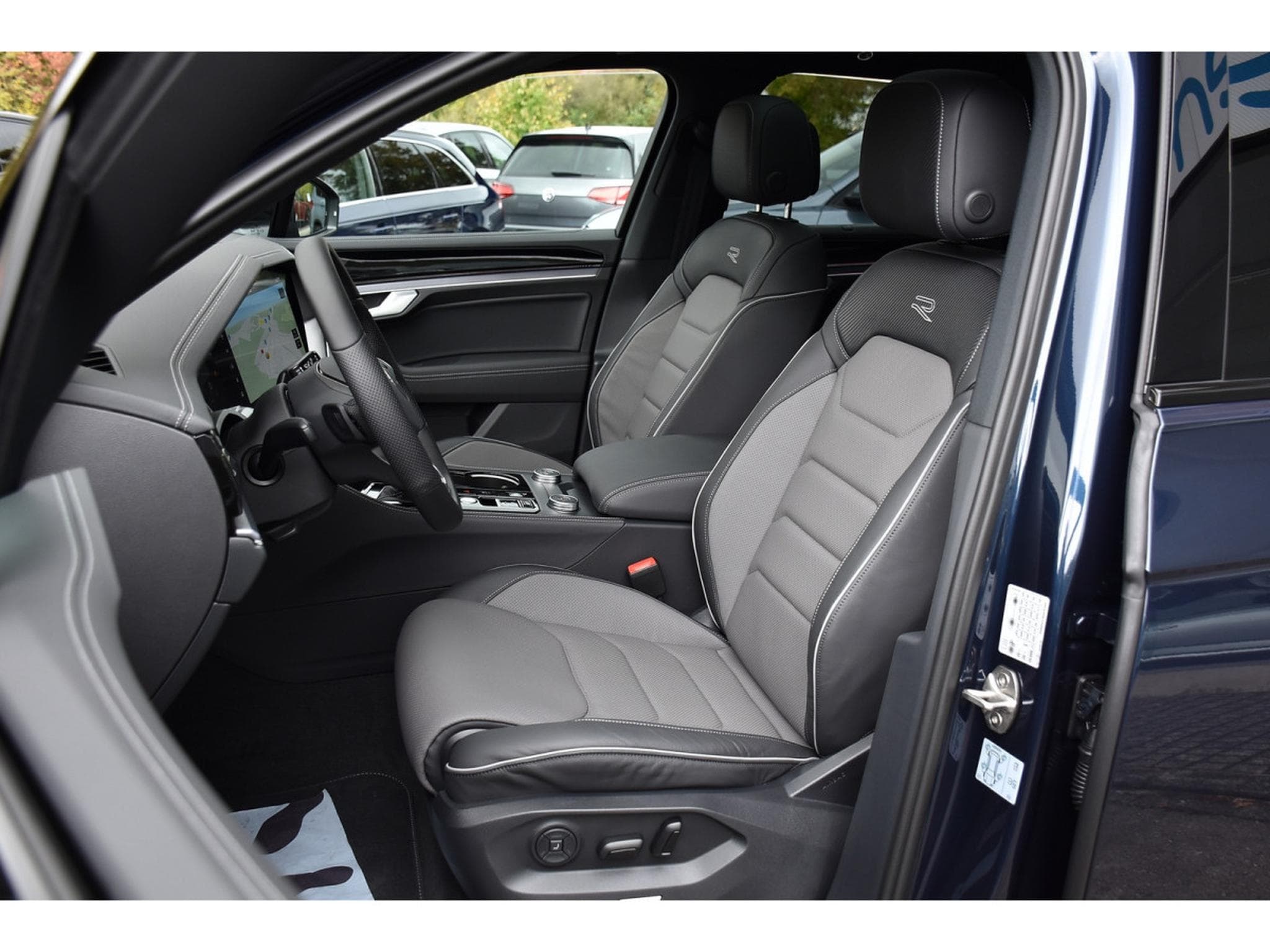 VW Touareg 3.0 TDI 4Motion R-Line Tip. SUSP PNEU PANO CUIR MEMO CHFF AD (2026) - Foto 6