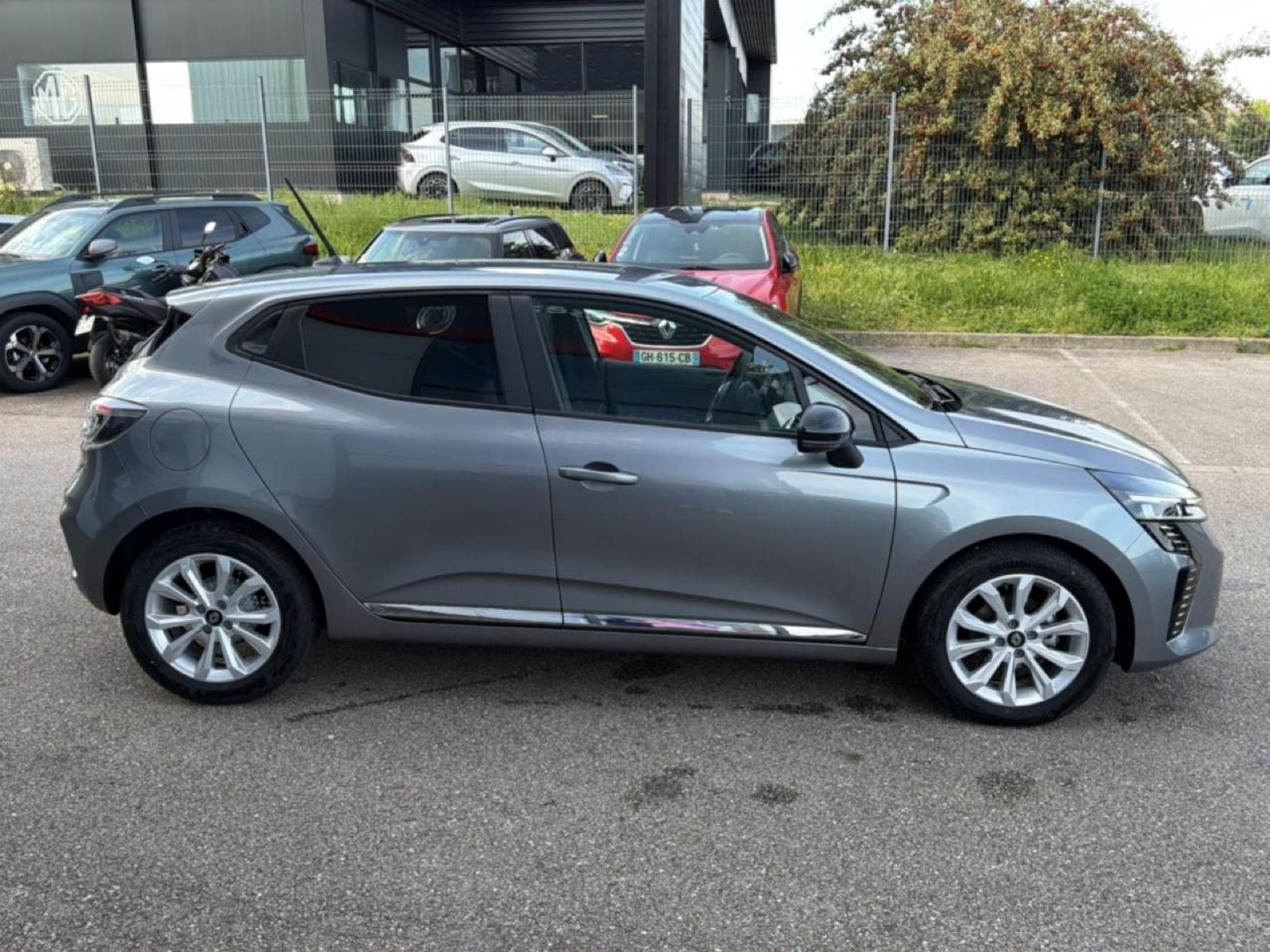 Renault CLIO V 1.0 TCE 90 EVOLUTION CVT (2025) - Photo 4