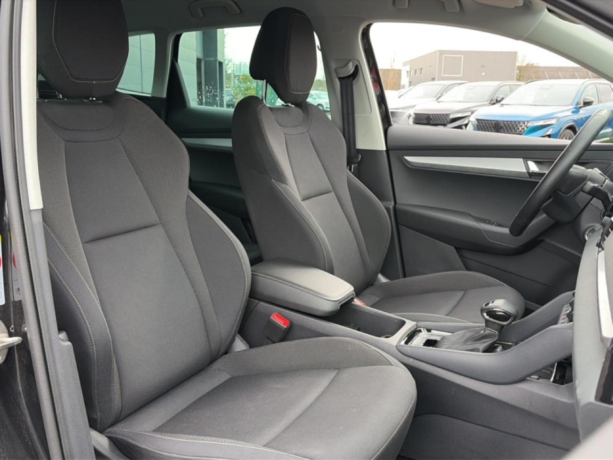 Skoda KAROQ 1.5 TSI 150 SELECTION DSG7 (2025) - Foto 16