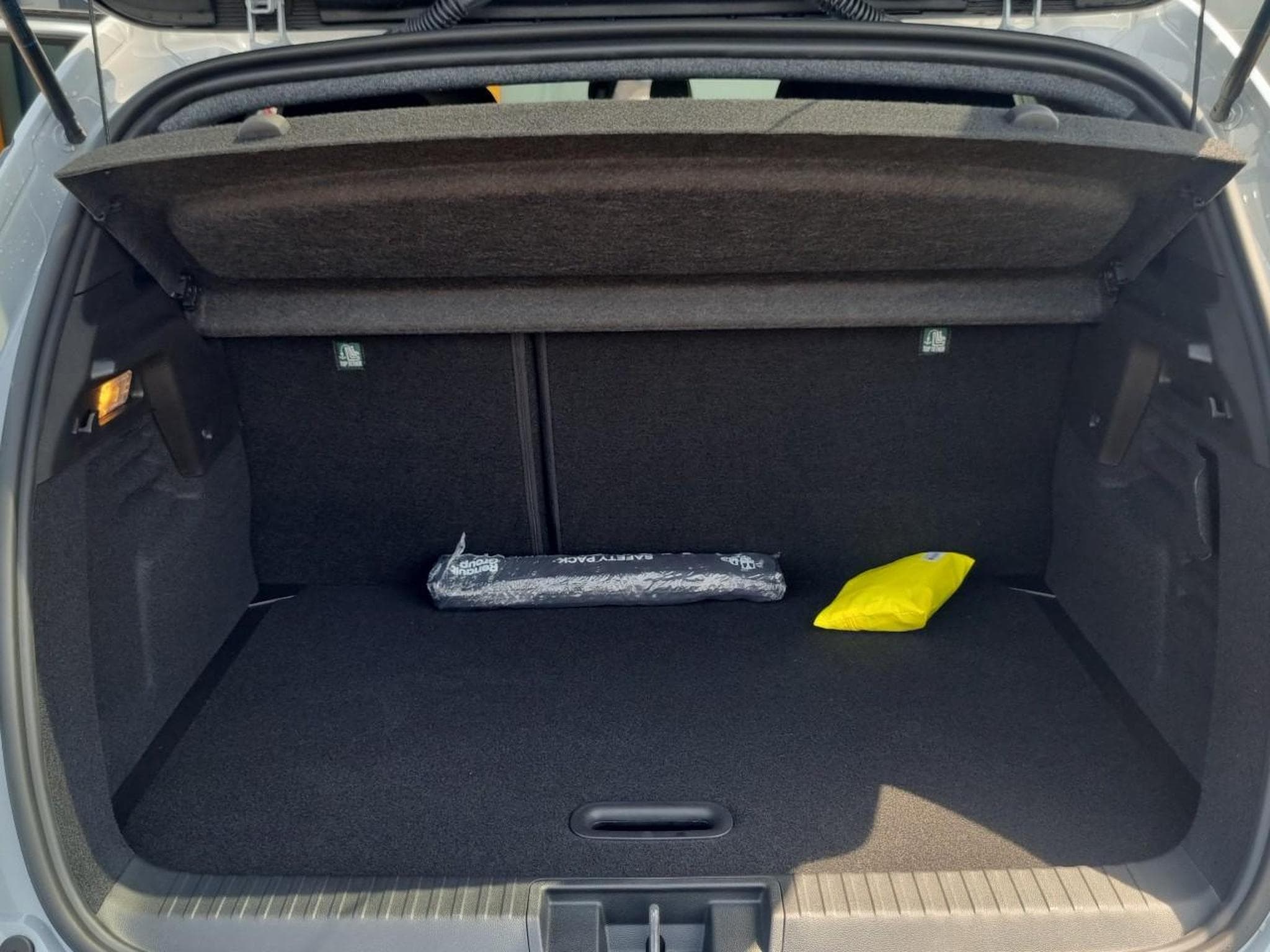 Renault CAPTUR II 1.6 E-TECH HYBRIDE 145 TECHNO (2025) - Foto 16