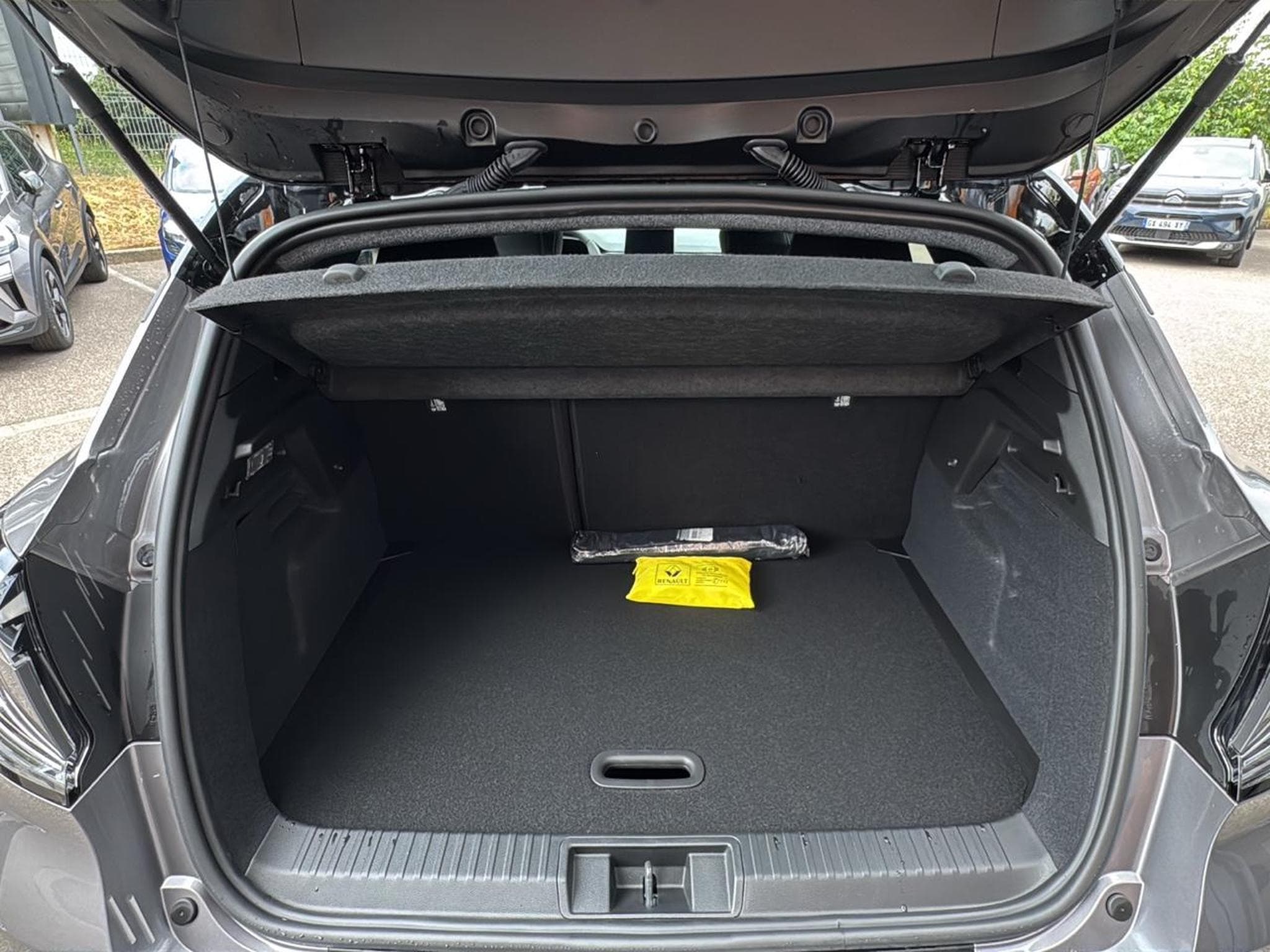 Renault CAPTUR II 1.6 E-TECH HYBRIDE 145 TECHNO (2025) - Foto 6