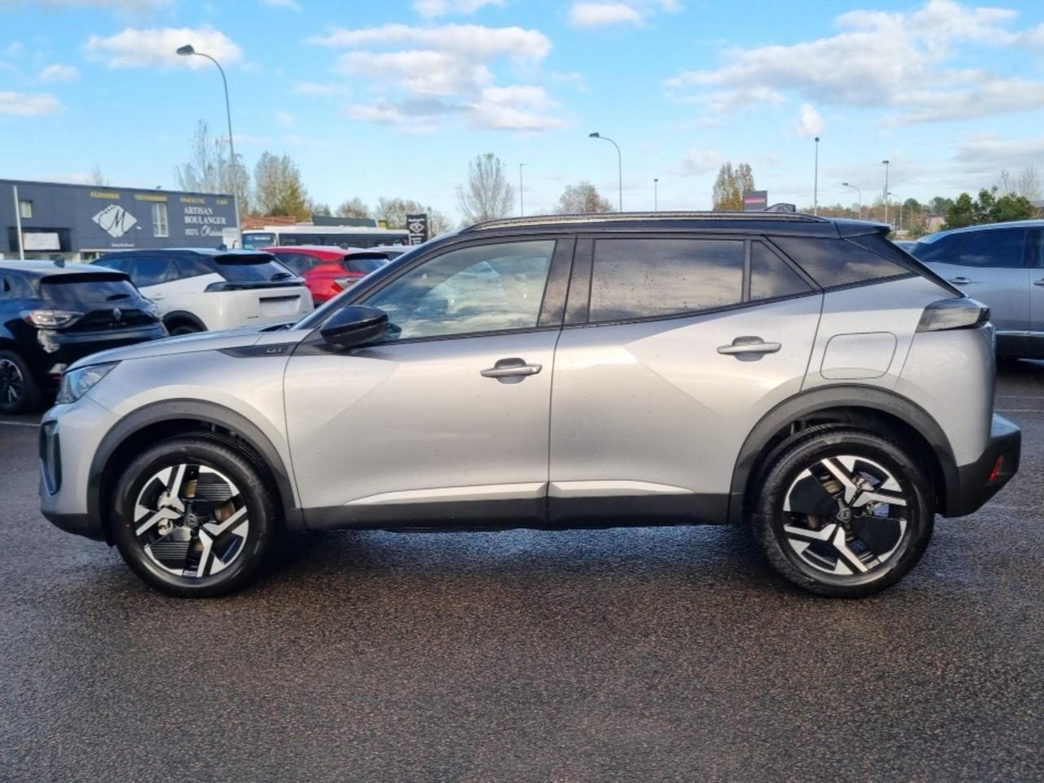 Peugeot 2008 1.2 HYBRID 145 GT E-DCS6 (2025) - Photo 8