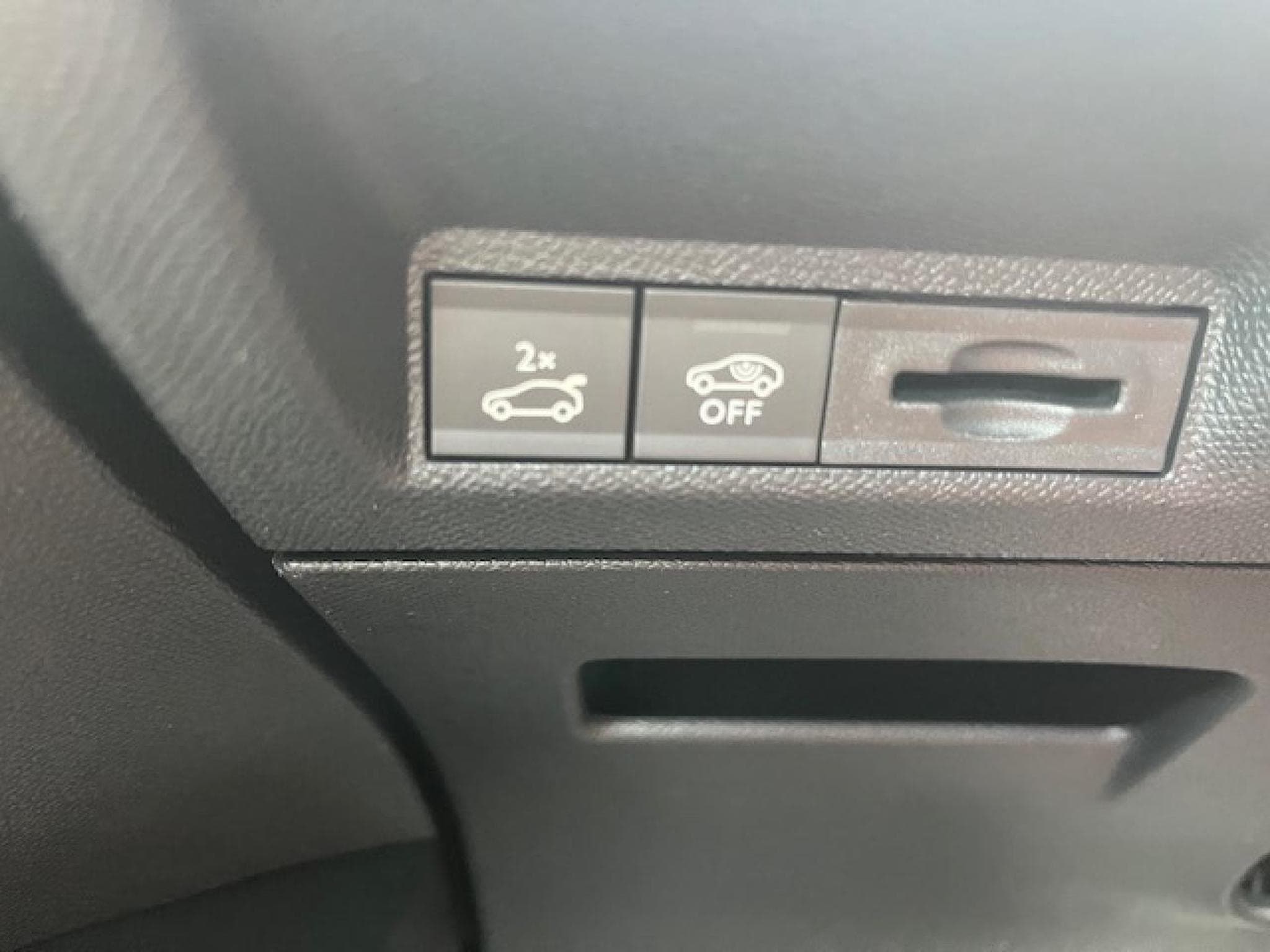 Peugeot 3008 1.2 HYBRID 136 GT E-DCS6 (2025) - Photo 17