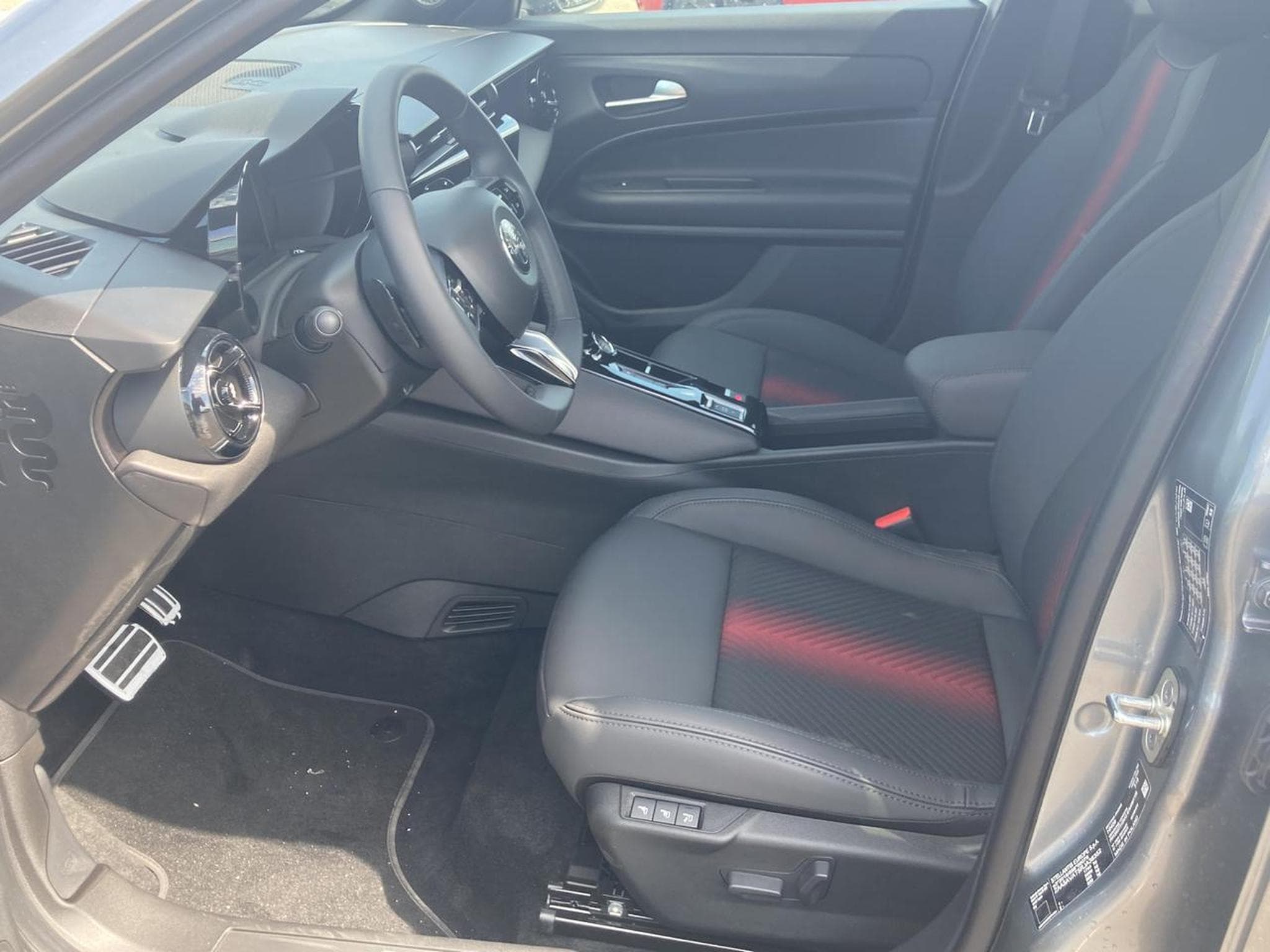 Alfa-Romeo JUNIOR 1.2 IBRIDA 145 SPECIALE E-DCT6 (2026) - Foto 12