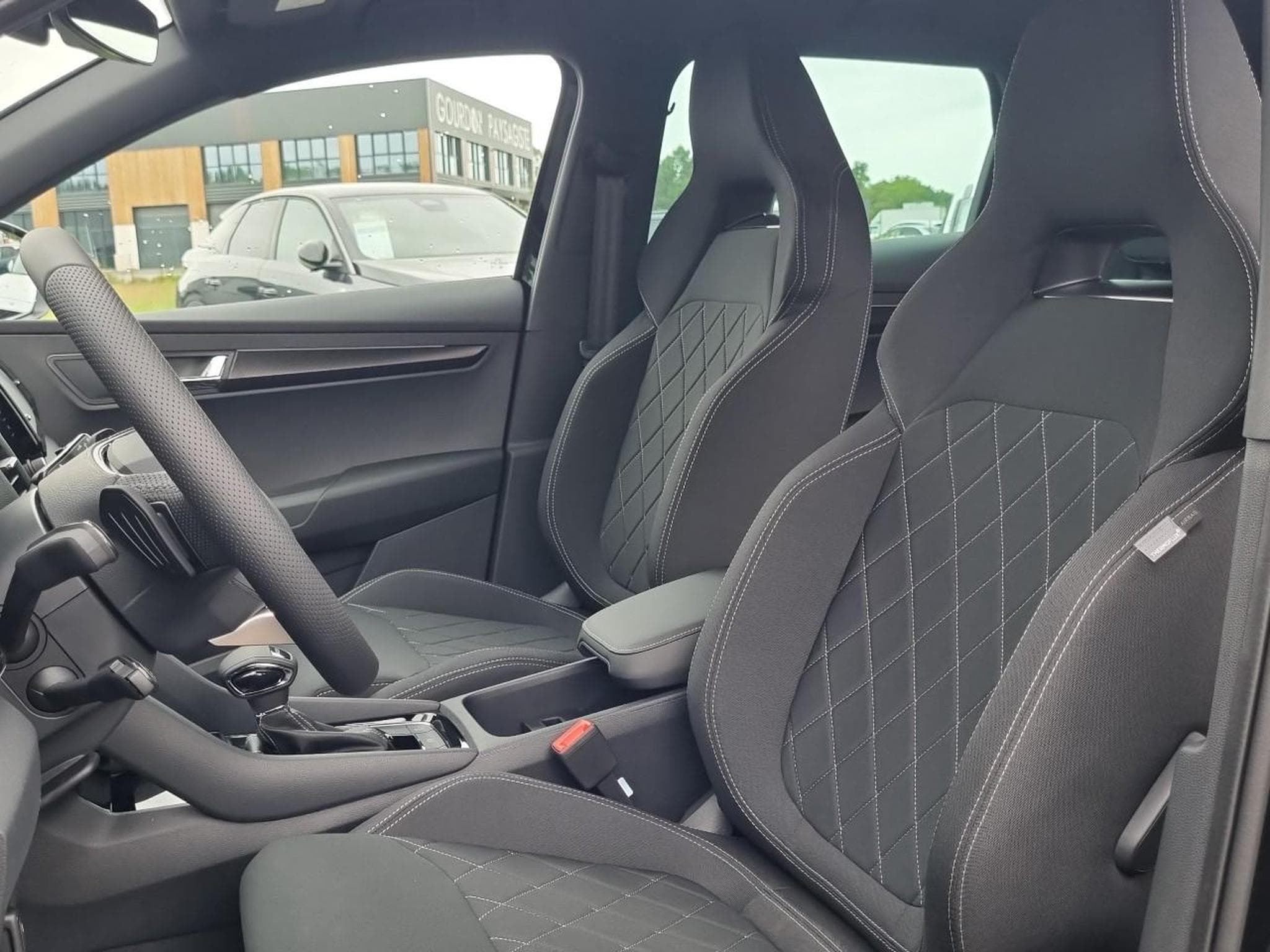 Skoda KAROQ 1.5 TSI 150 SPORTLINE DSG7 (2025) - Foto 13