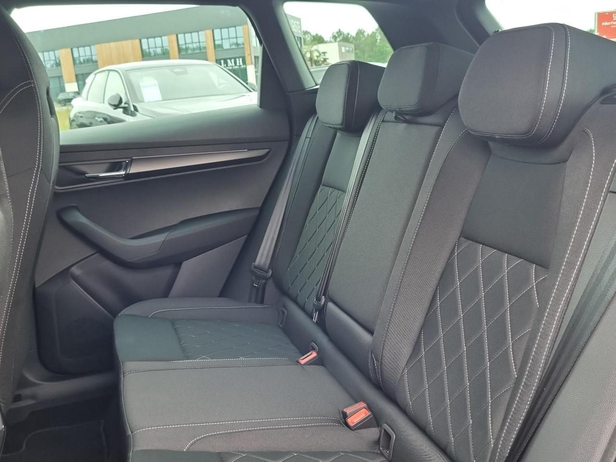 Skoda KAROQ 1.5 TSI 150 SPORTLINE DSG7 (2025) - Foto 14