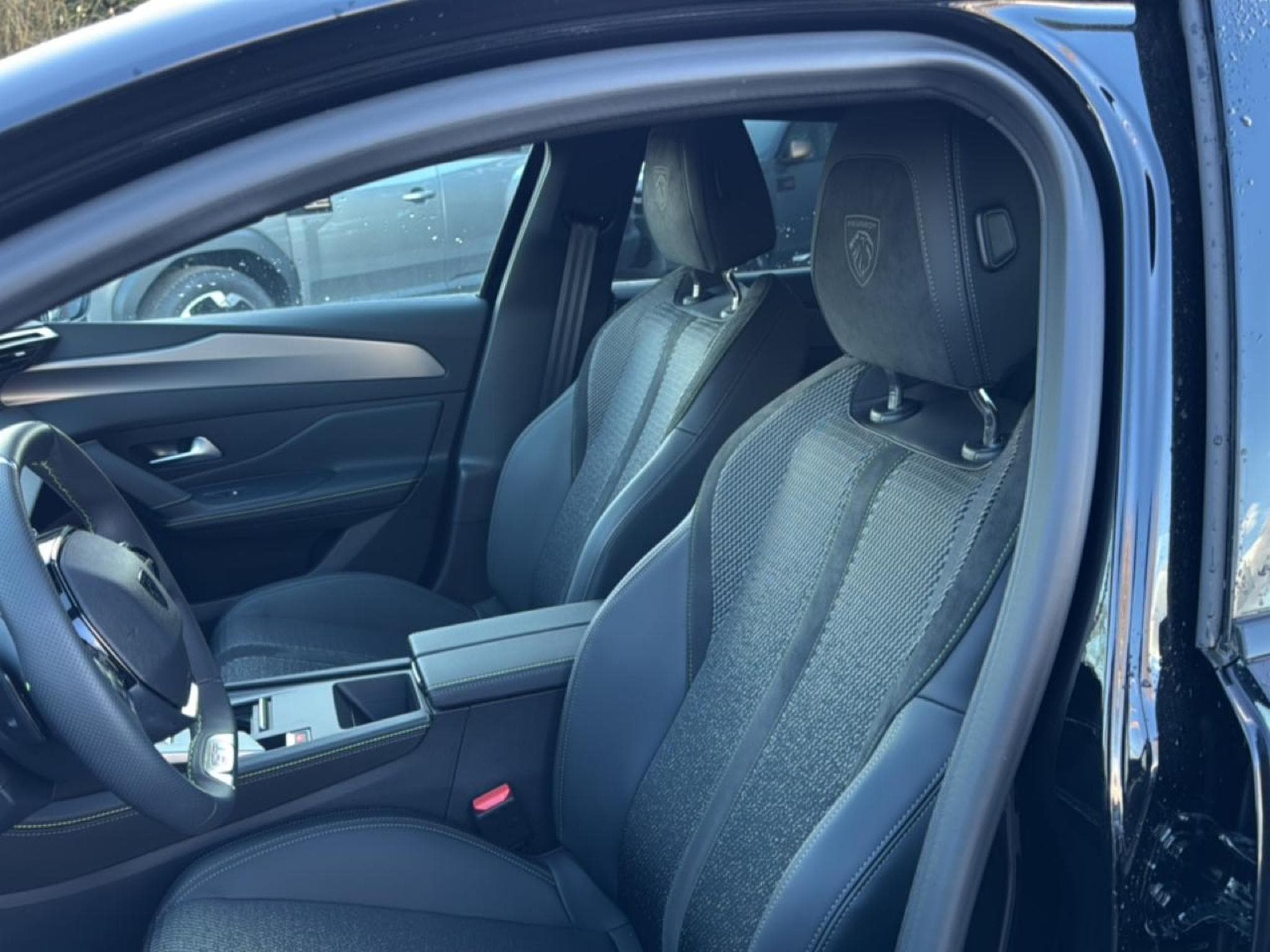 Peugeot 408 HYBRID 145 GT E-DCS6 (2025) - Foto 15