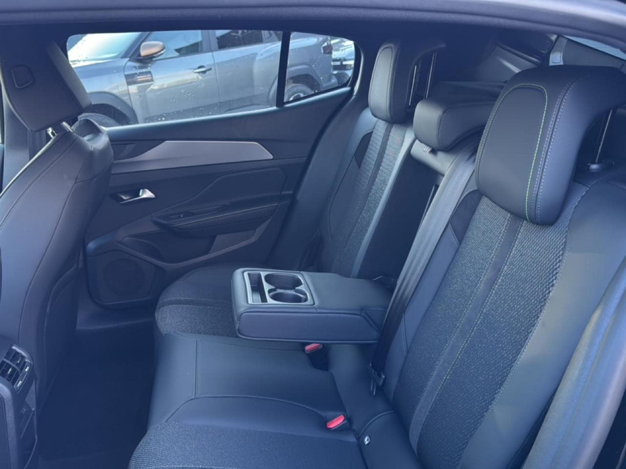 Peugeot 408 HYBRID 145 GT E-DCS6 (2025) - Foto 17