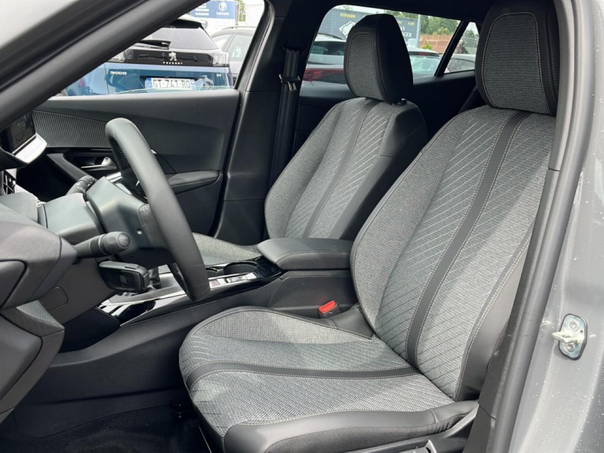 Peugeot 2008 1.2 100 ALLURE (2025) - Foto 12
