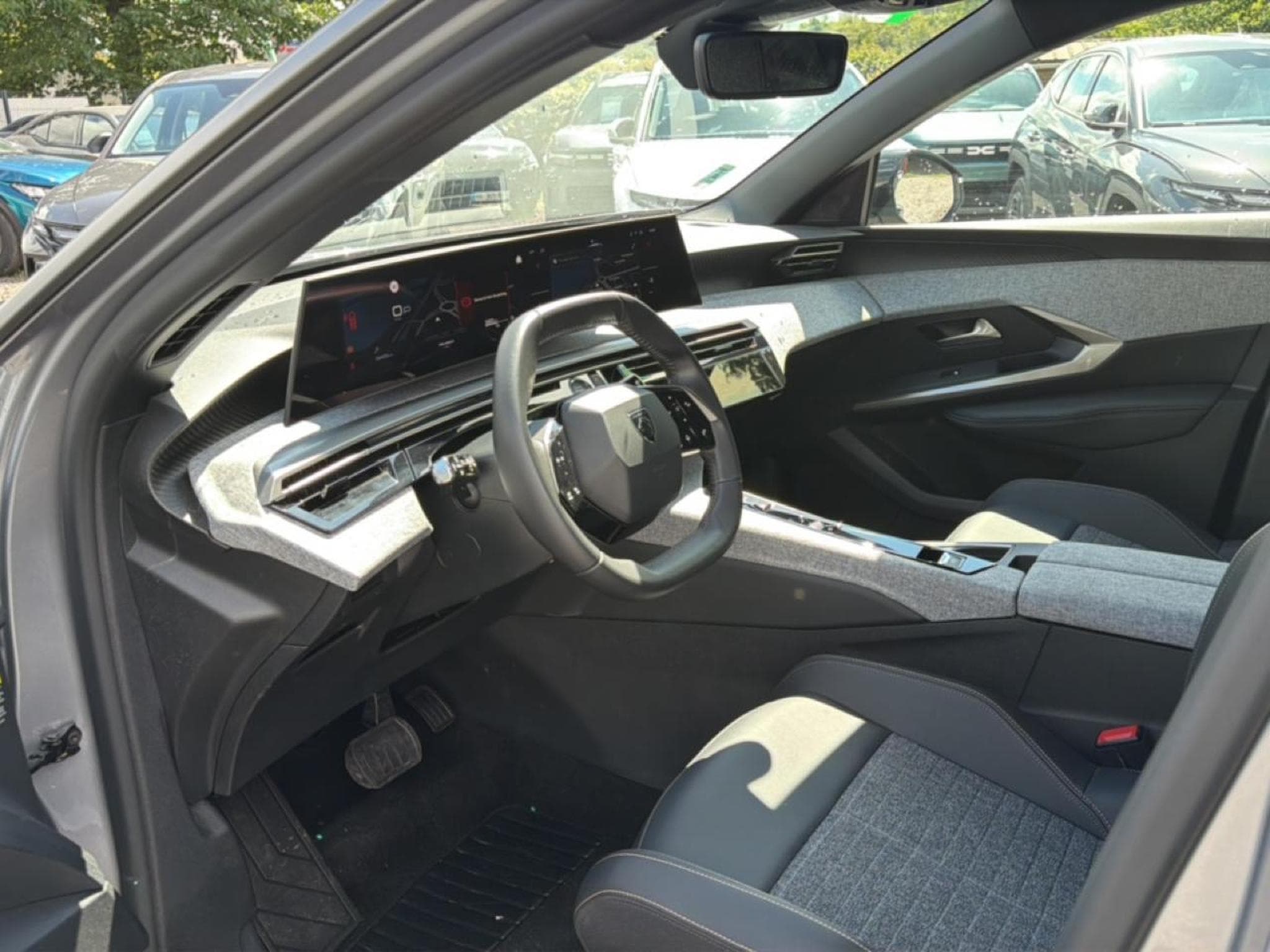 Peugeot 5008 HYBRID 145 ALLURE E-DCS6 (2025) - Foto 11