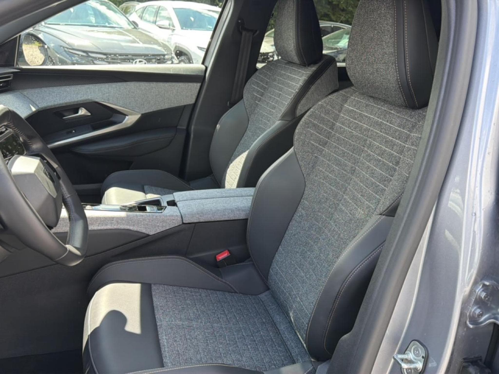 Peugeot 5008 HYBRID 145 ALLURE E-DCS6 (2025) - Foto 12