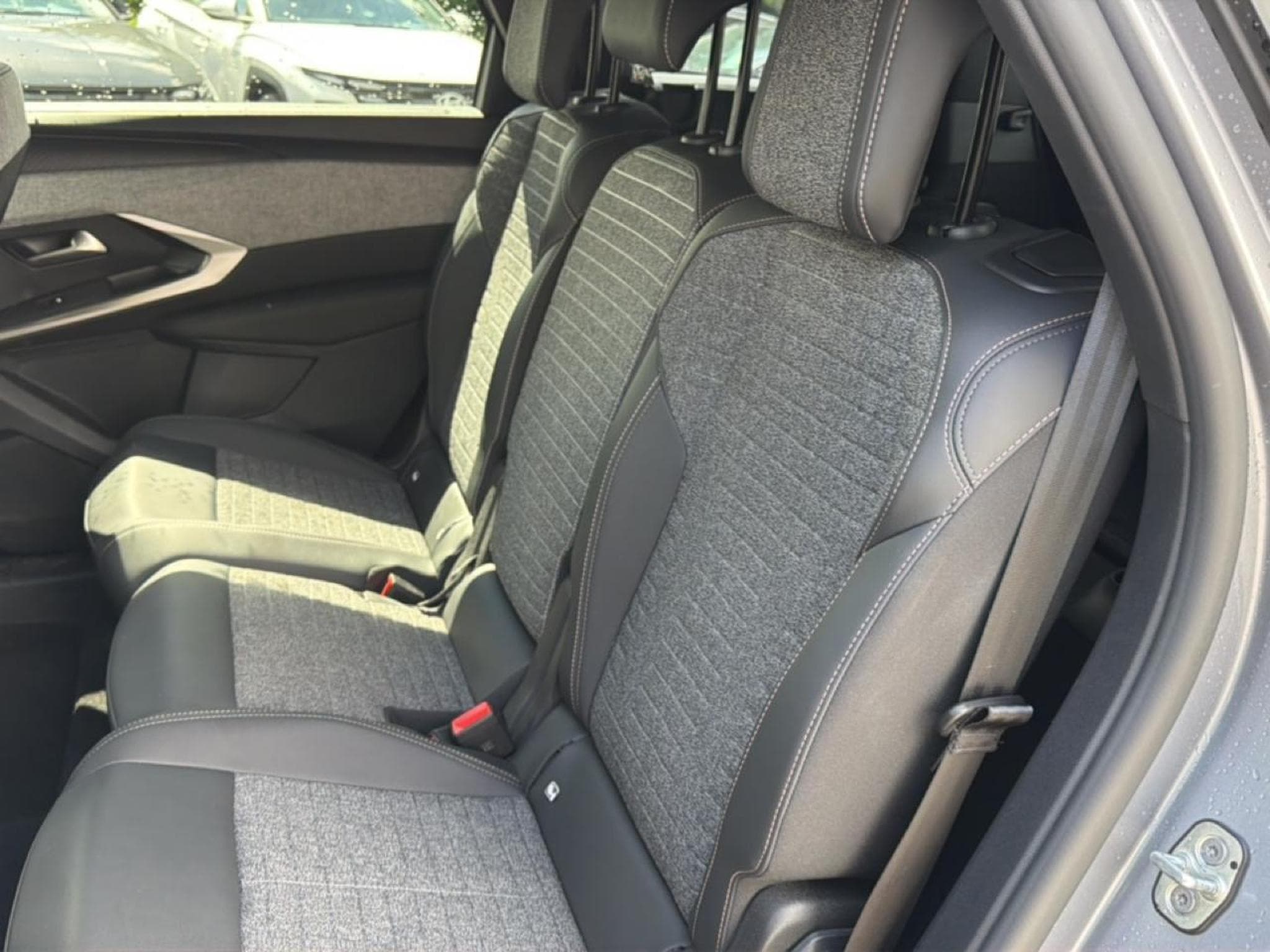 Peugeot 5008 HYBRID 145 ALLURE E-DCS6 (2025) - Foto 14