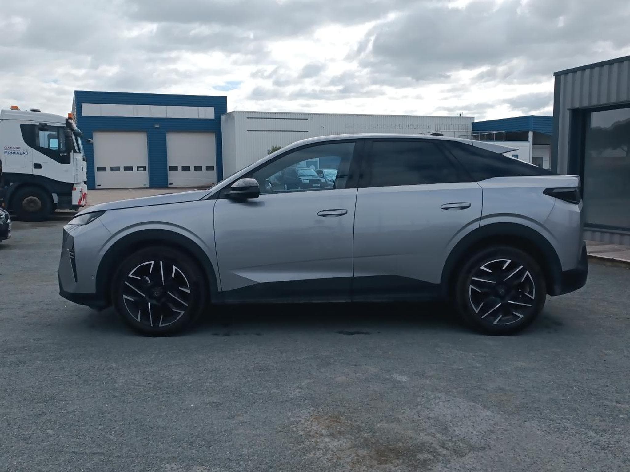 Peugeot 3008 1.2 HYBRID 145 ALLURE E-DCS6 (2025) - Foto 8