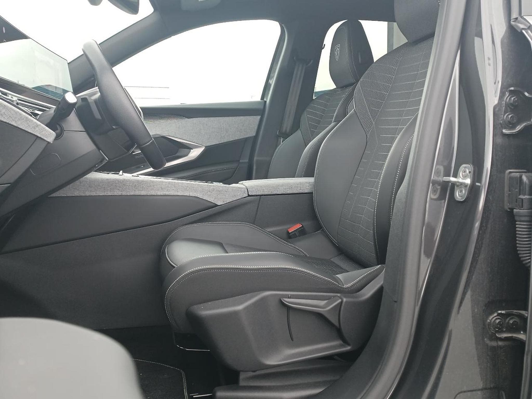 Peugeot 3008 1.2 HYBRID 145 GT E-DCS6 (2025) - Foto 10