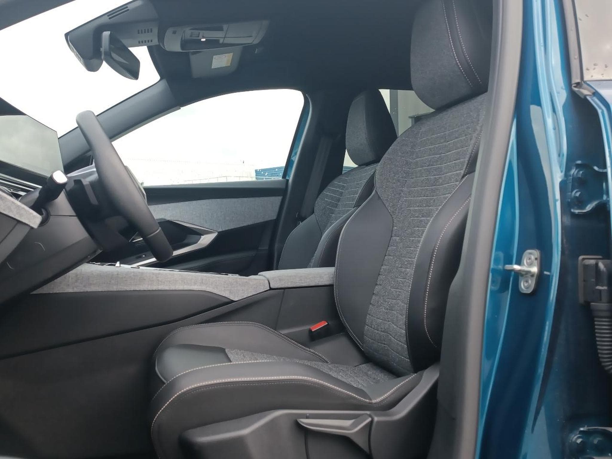 Peugeot 3008 1.2 HYBRID 145 ALLURE E-DCS6 (2025) - Foto 10