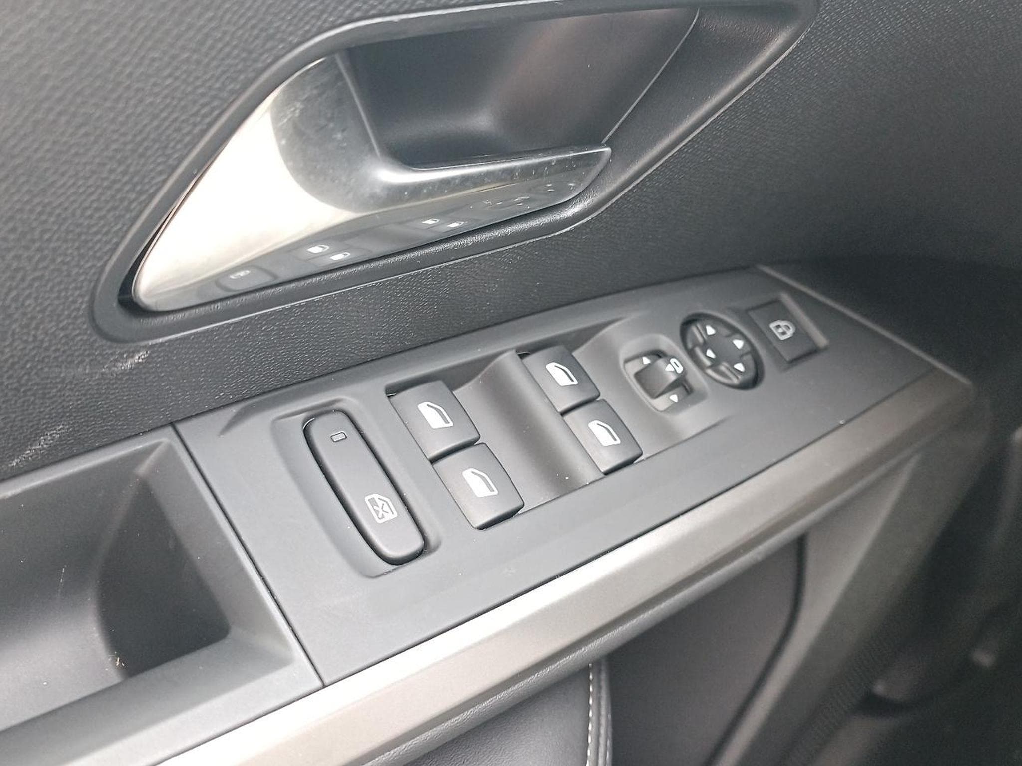 Peugeot 3008 1.2 HYBRID 145 ALLURE E-DCS6 (2025) - Foto 11