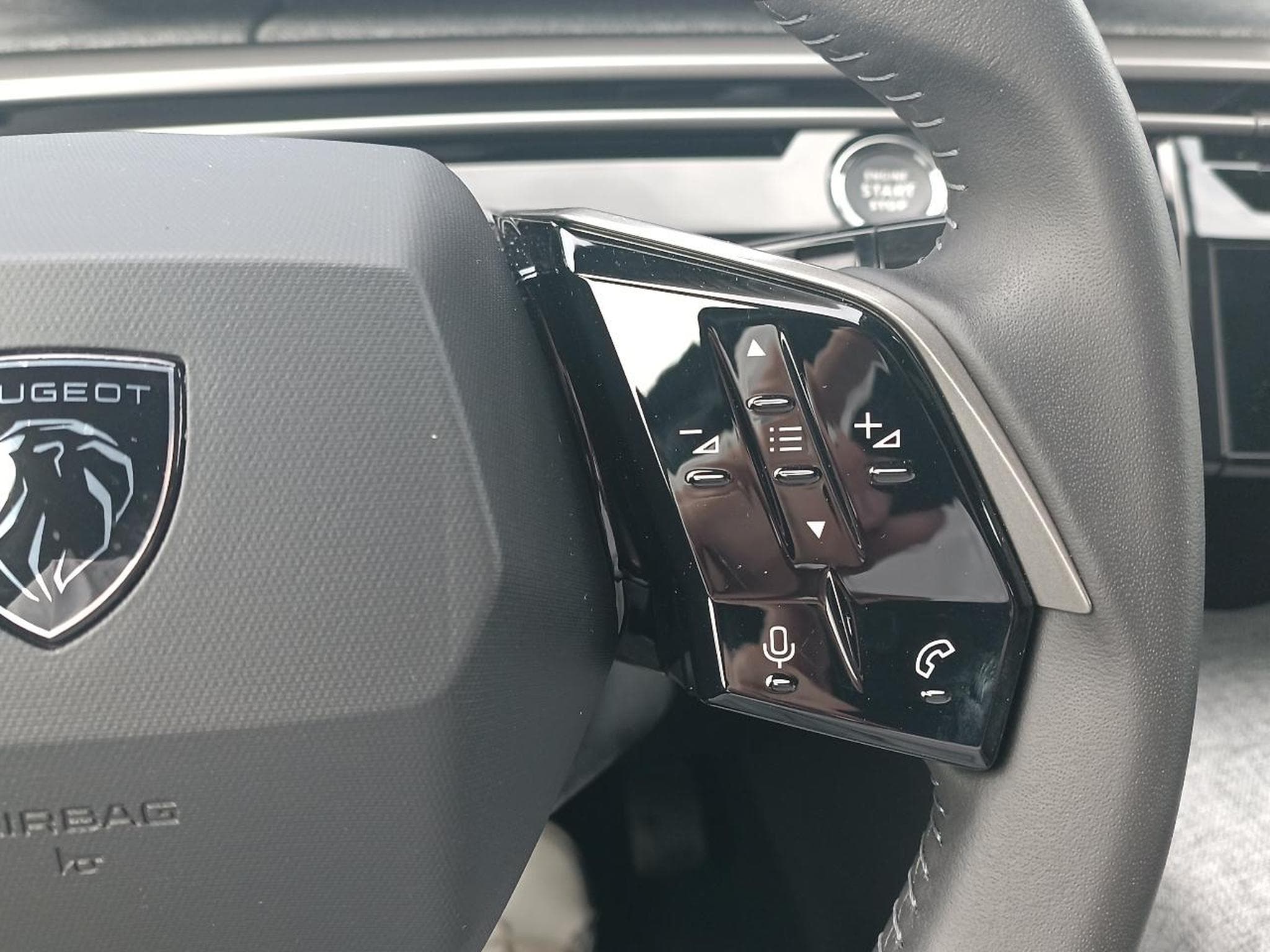 Peugeot 3008 1.2 HYBRID 145 ALLURE E-DCS6 (2025) - Foto 17