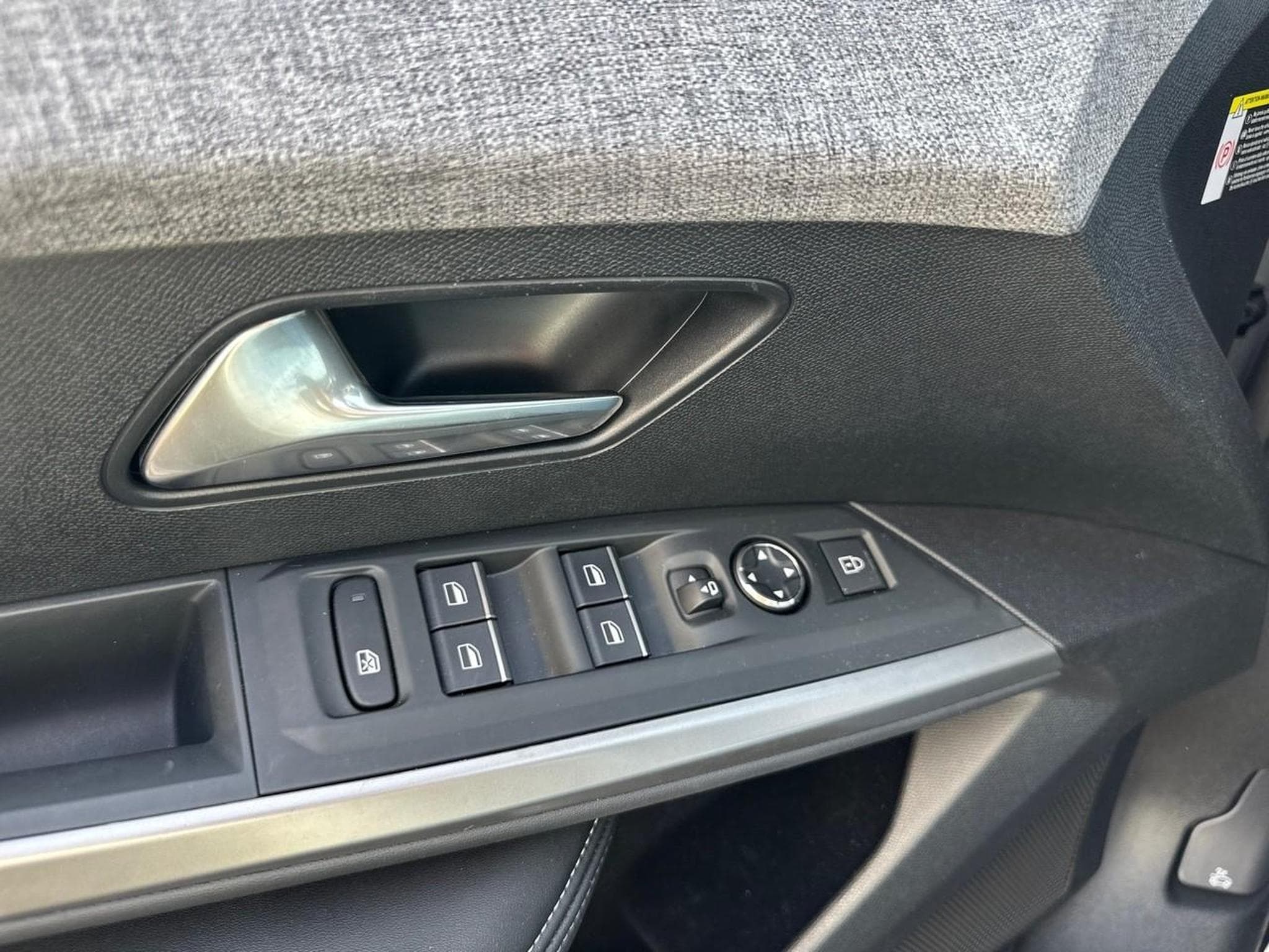 Peugeot 3008 1.2 HYBRID 145 GT E-DCS6 (2025) - Foto 17
