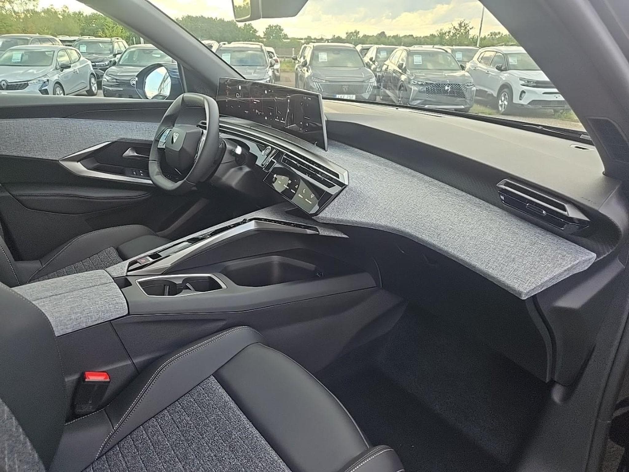 Peugeot 3008 1.2 HYBRID 145 ALLURE E-DCS6 (2025) - Photo 11