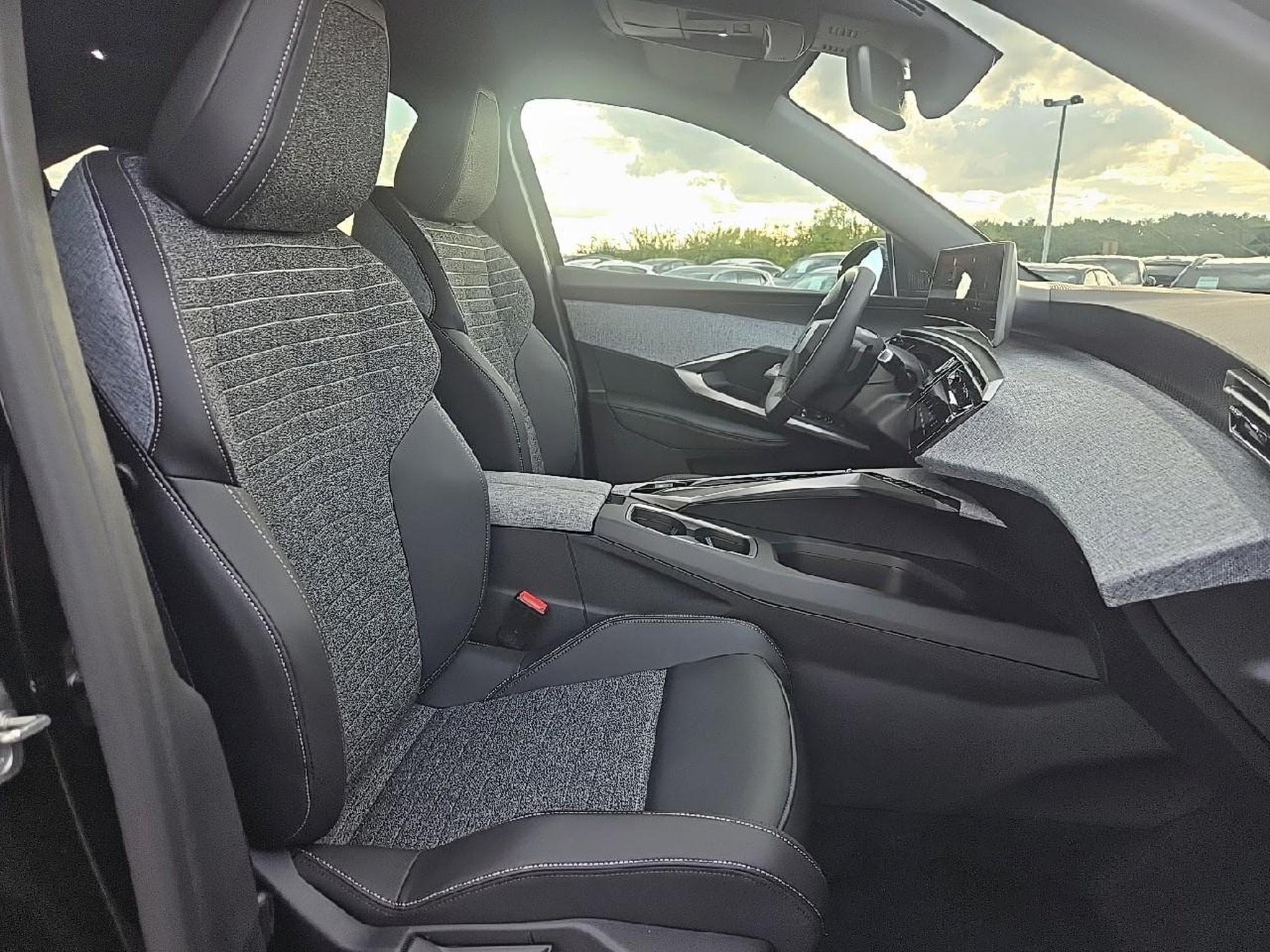 Peugeot 3008 1.2 HYBRID 145 ALLURE E-DCS6 (2025) - Photo 12