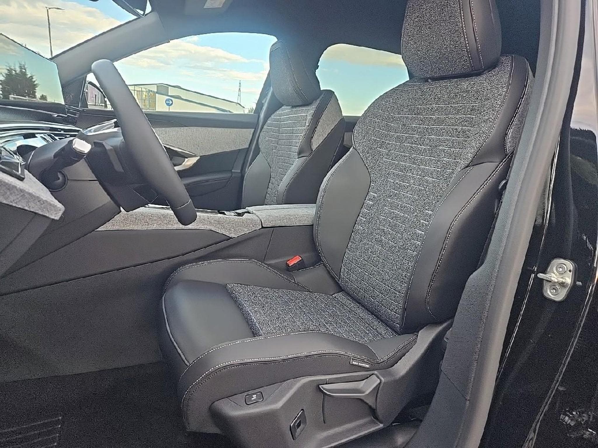Peugeot 3008 1.2 HYBRID 145 ALLURE E-DCS6 (2025) - Photo 14