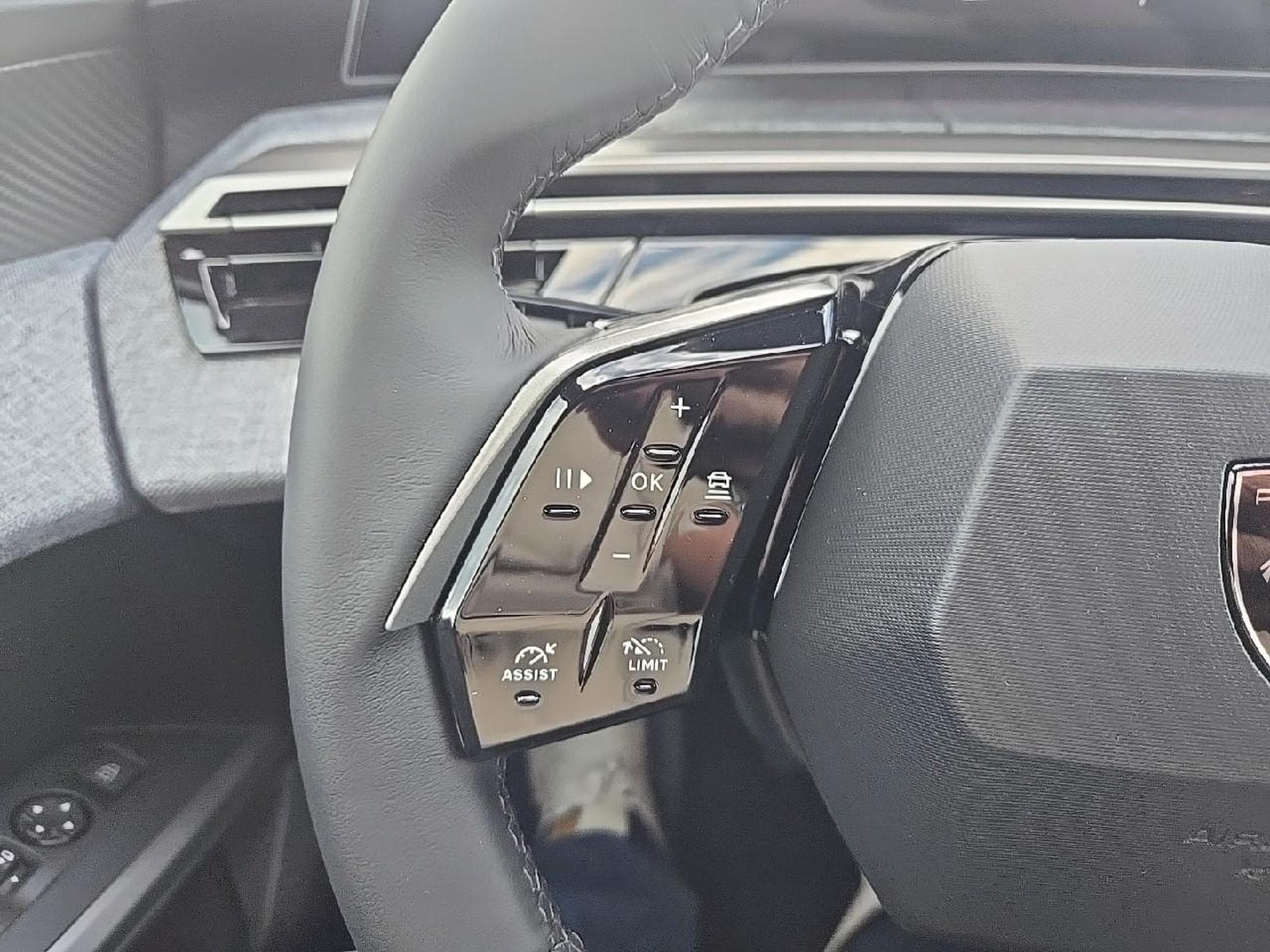 Peugeot 3008 1.2 HYBRID 145 ALLURE E-DCS6 (2025) - Photo 17