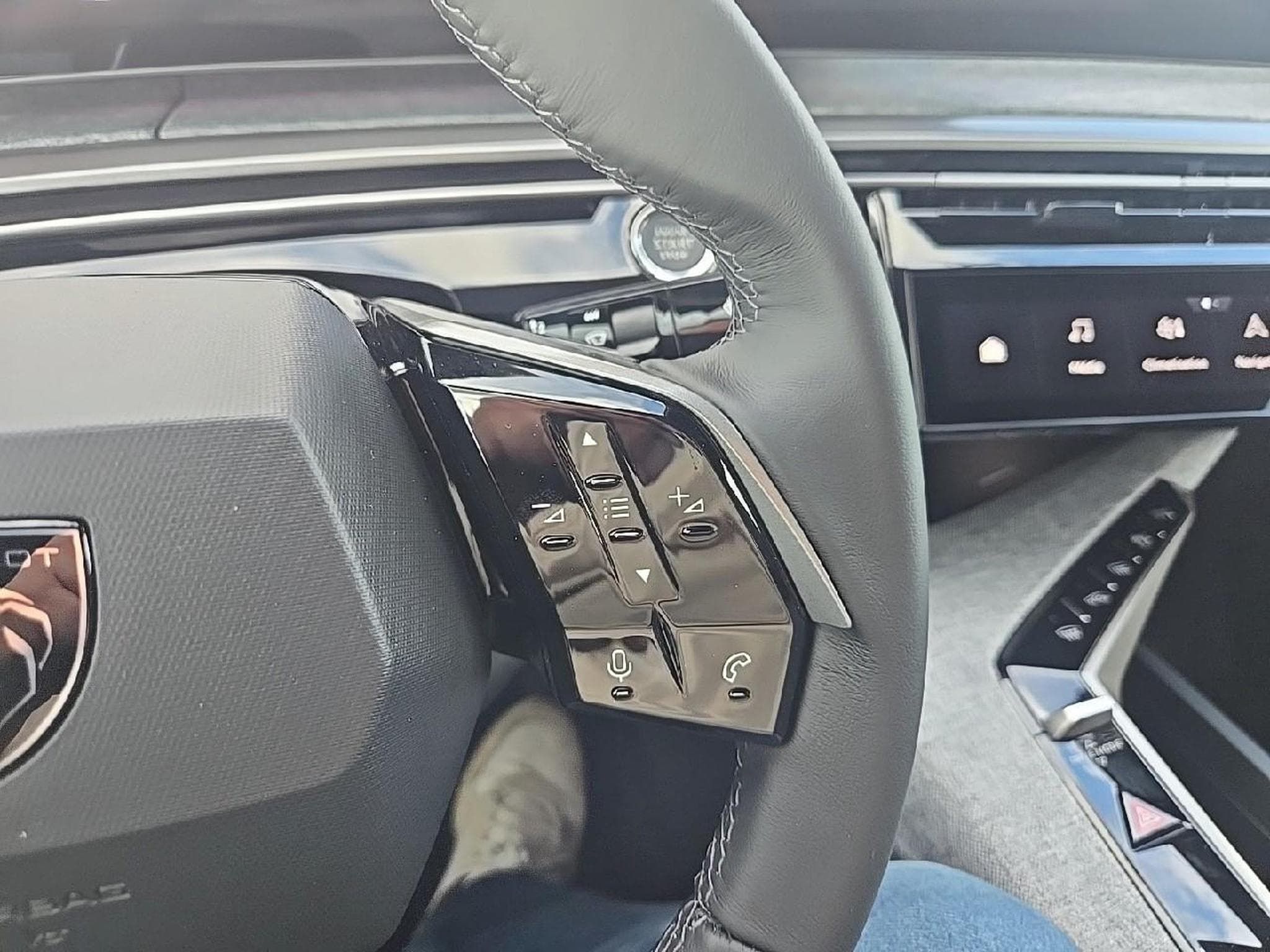 Peugeot 3008 1.2 HYBRID 145 ALLURE E-DCS6 (2025) - Photo 18