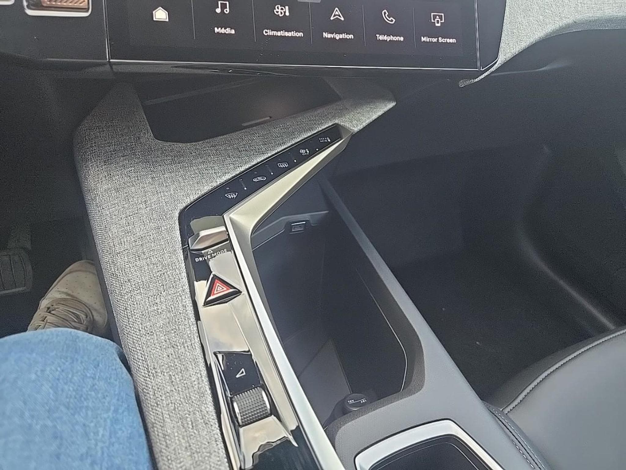 Peugeot 3008 1.2 HYBRID 145 ALLURE E-DCS6 (2025) - Photo 19