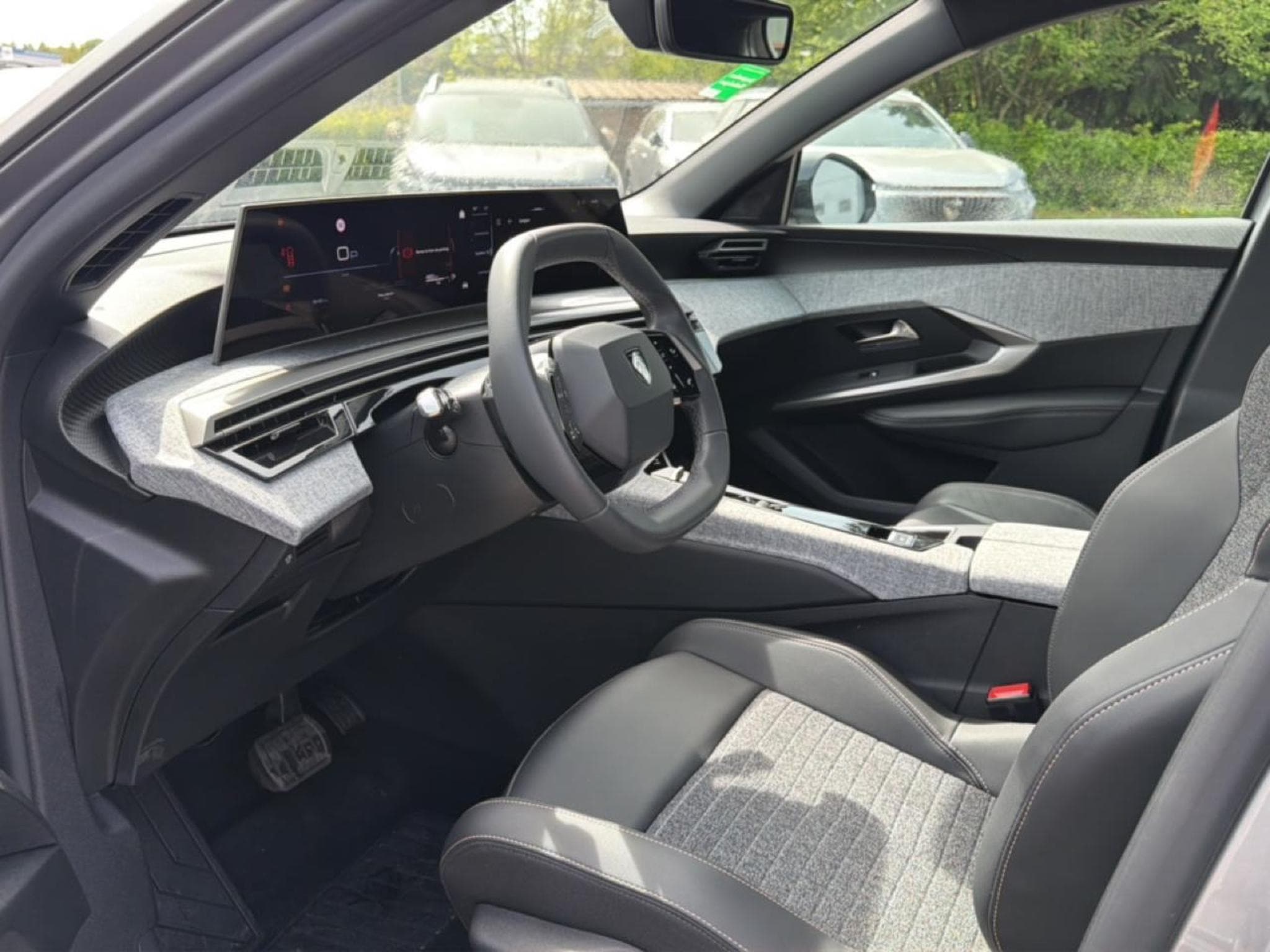 Peugeot 5008 HYBRID 145 ALLURE E-DCS6 (2025) - Foto 11