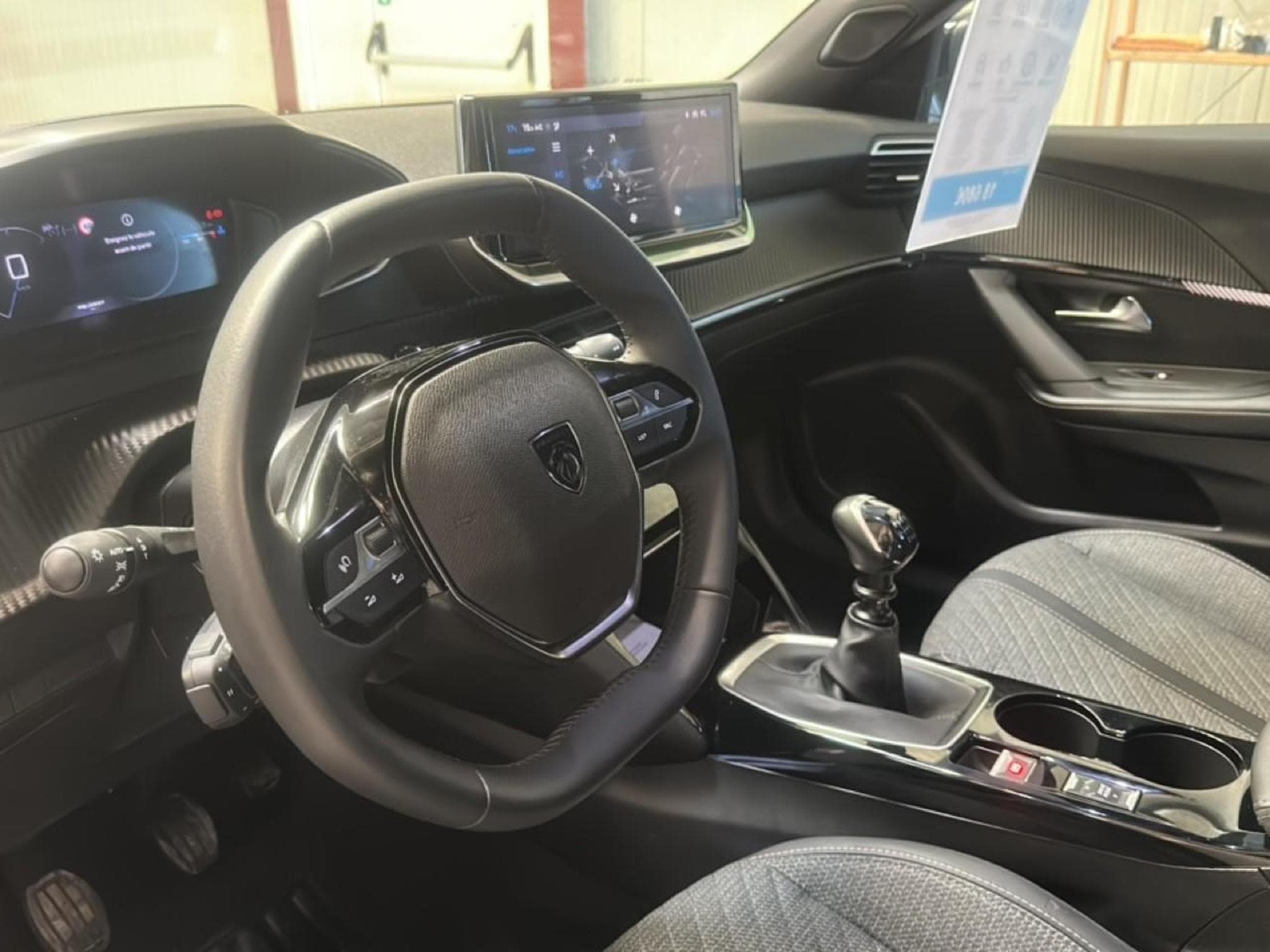 Peugeot 2008 1.2 100 ALLURE (2025) - Photo 13
