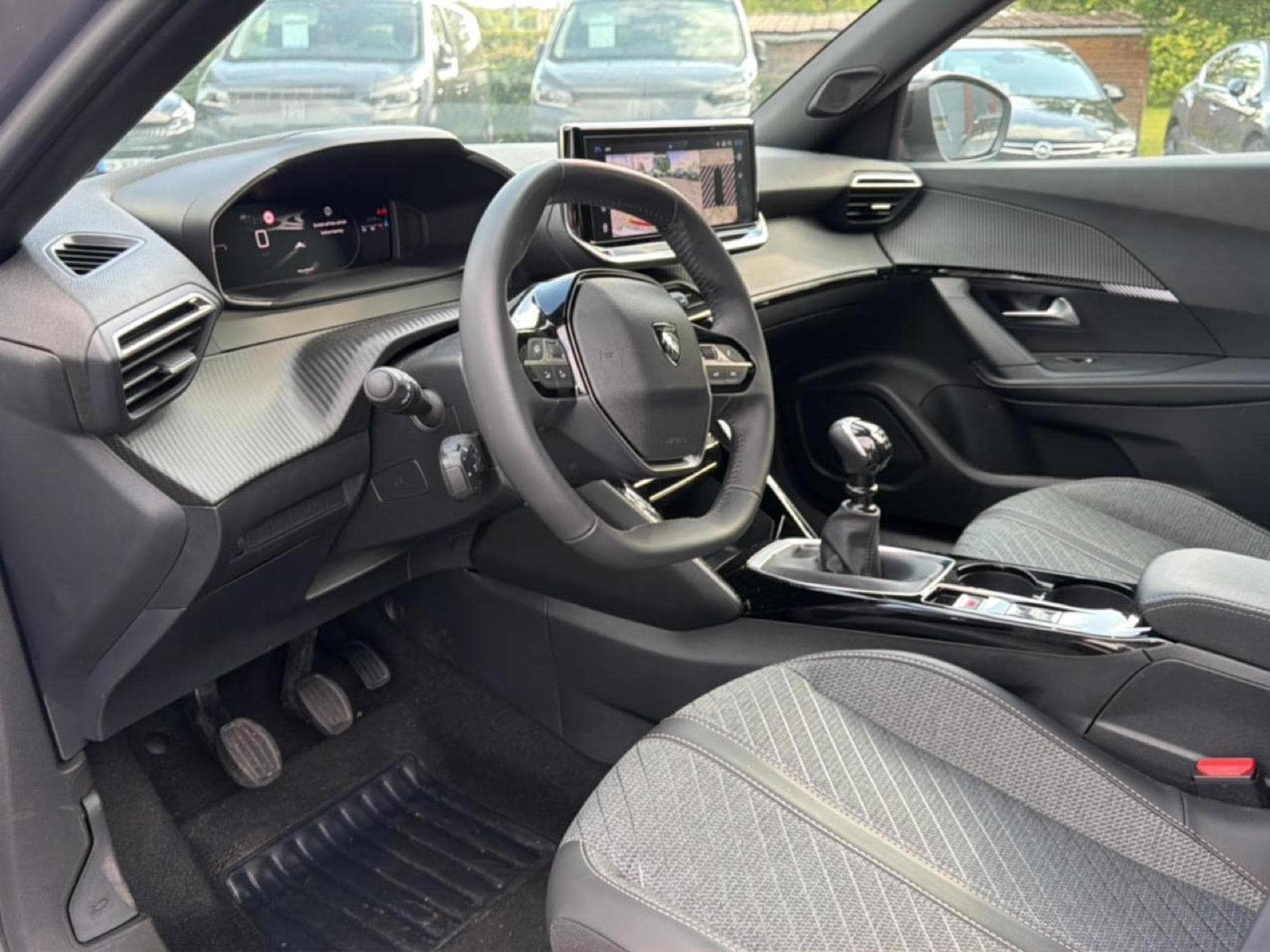 Peugeot 2008 1.2 100 ALLURE (2025) - Photo 11