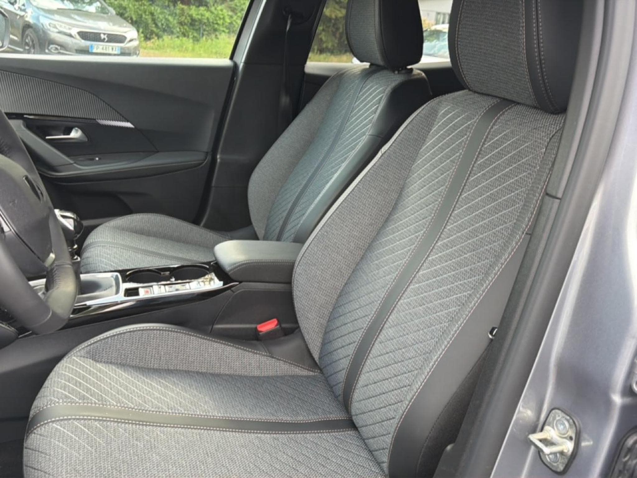 Peugeot 2008 1.2 100 ALLURE (2025) - Photo 12