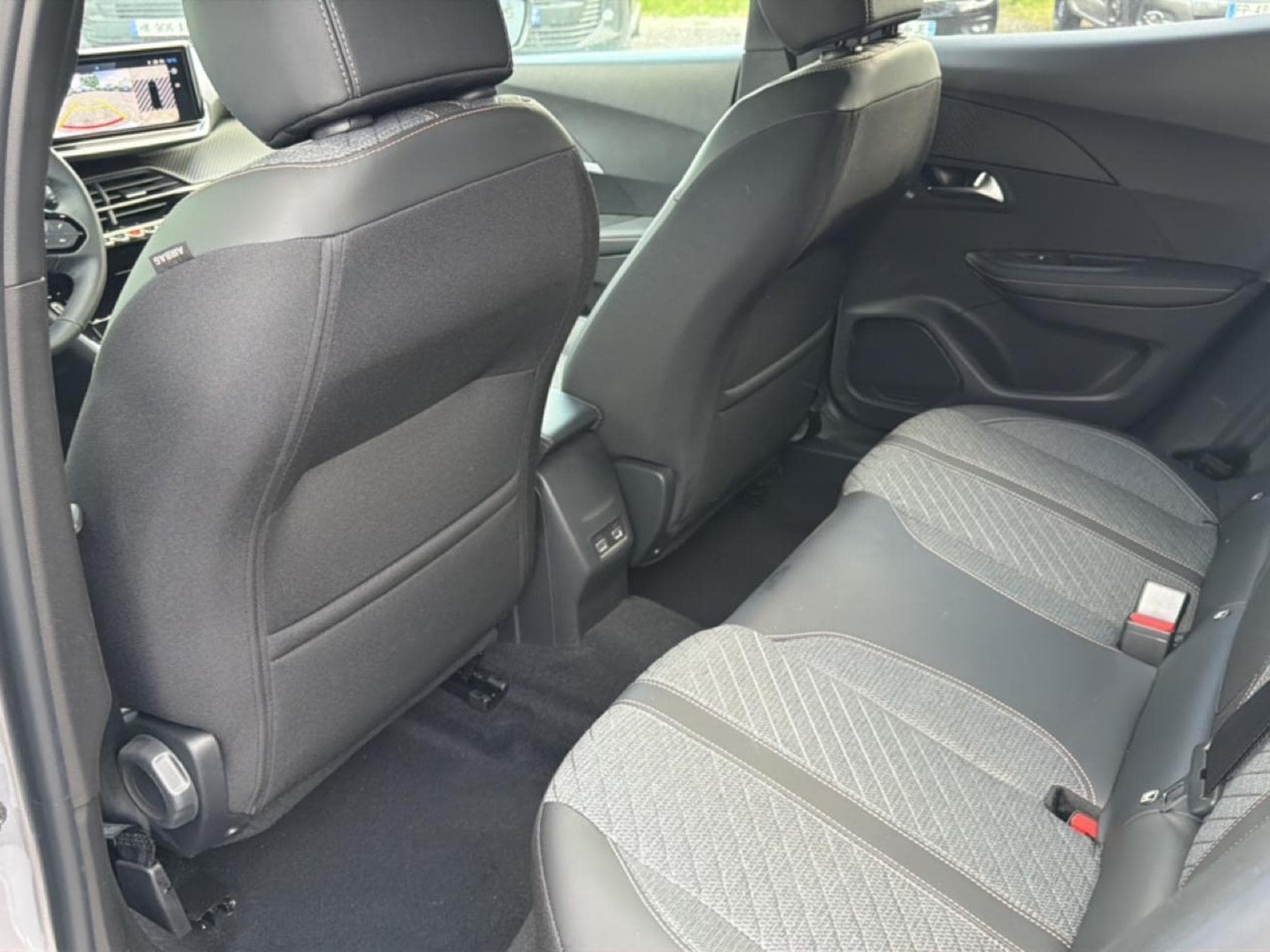 Peugeot 2008 1.2 100 ALLURE (2025) - Photo 13
