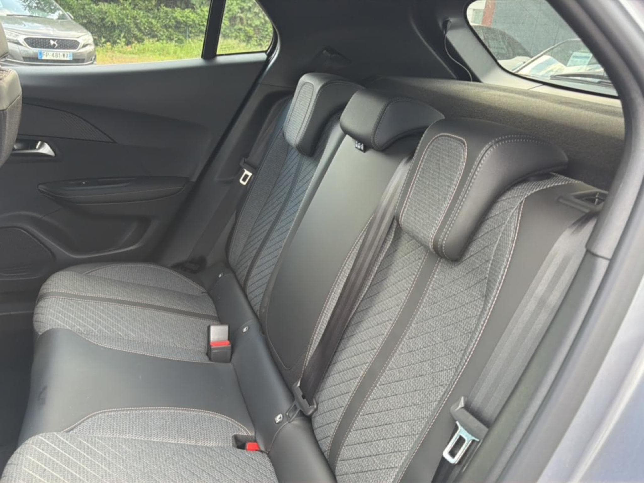 Peugeot 2008 1.2 100 ALLURE (2025) - Photo 14