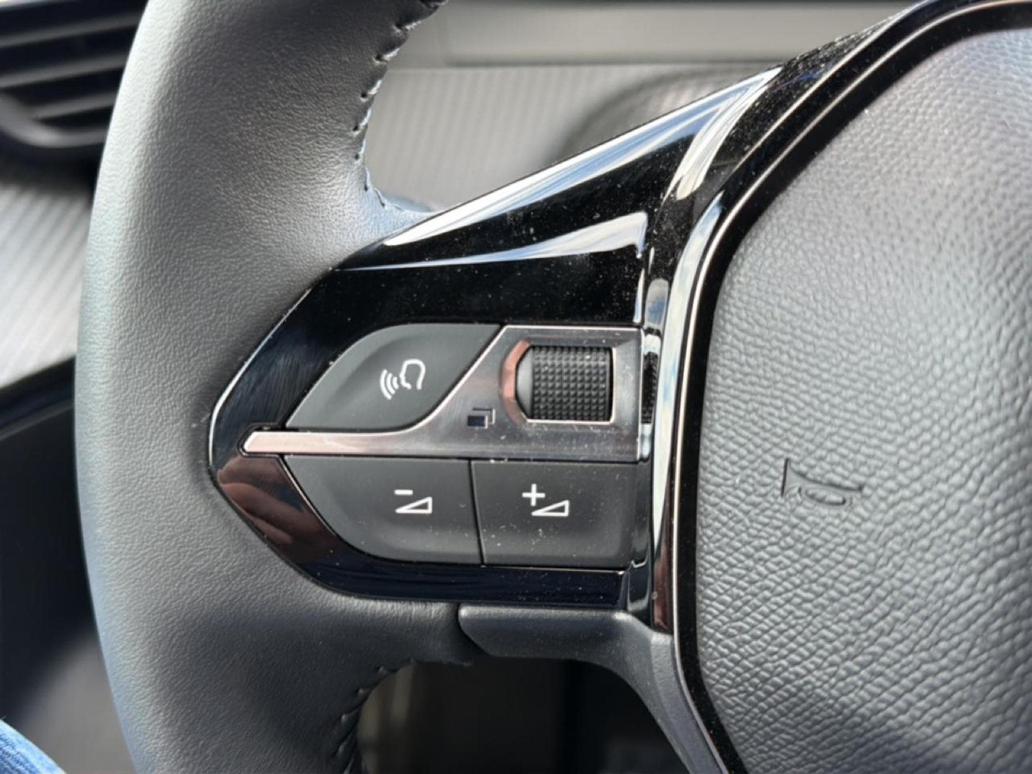 Peugeot 2008 1.2 100 ALLURE (2025) - Photo 18