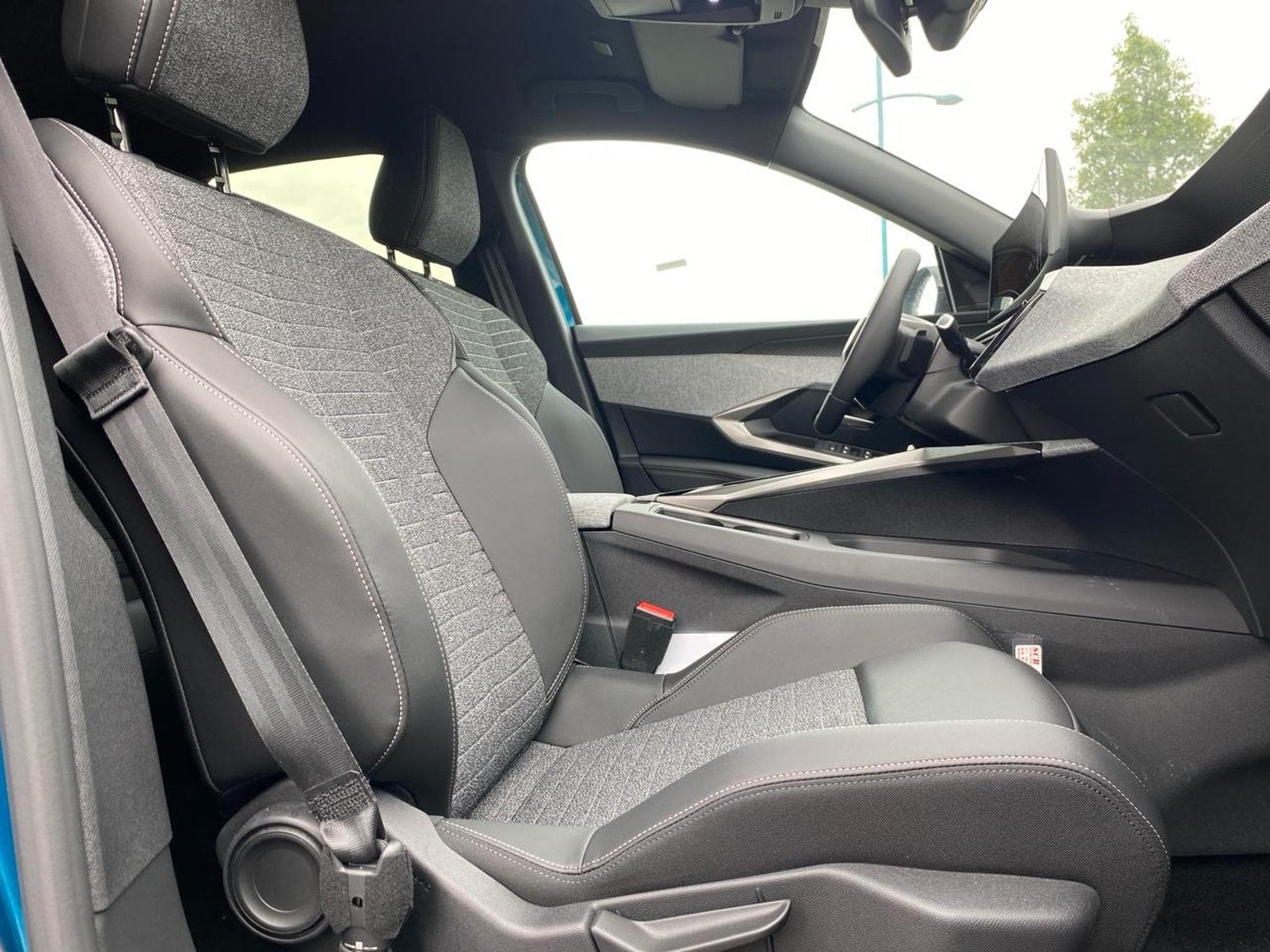 Peugeot 3008 1.2 HYBRID 145 ALLURE E-DCS6 (2025) - Photo 11