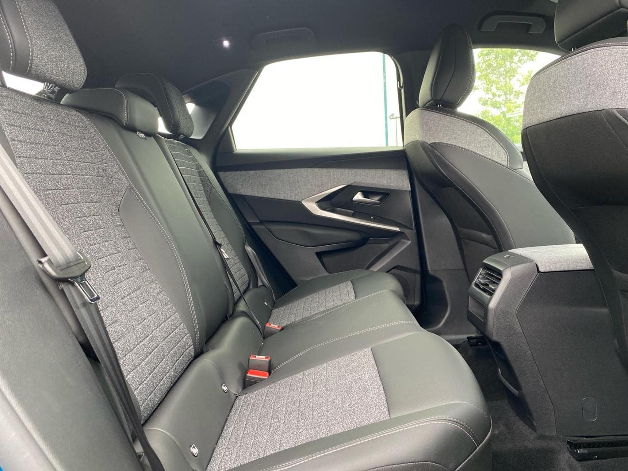 Peugeot 3008 1.2 HYBRID 145 ALLURE E-DCS6 (2025) - Photo 13