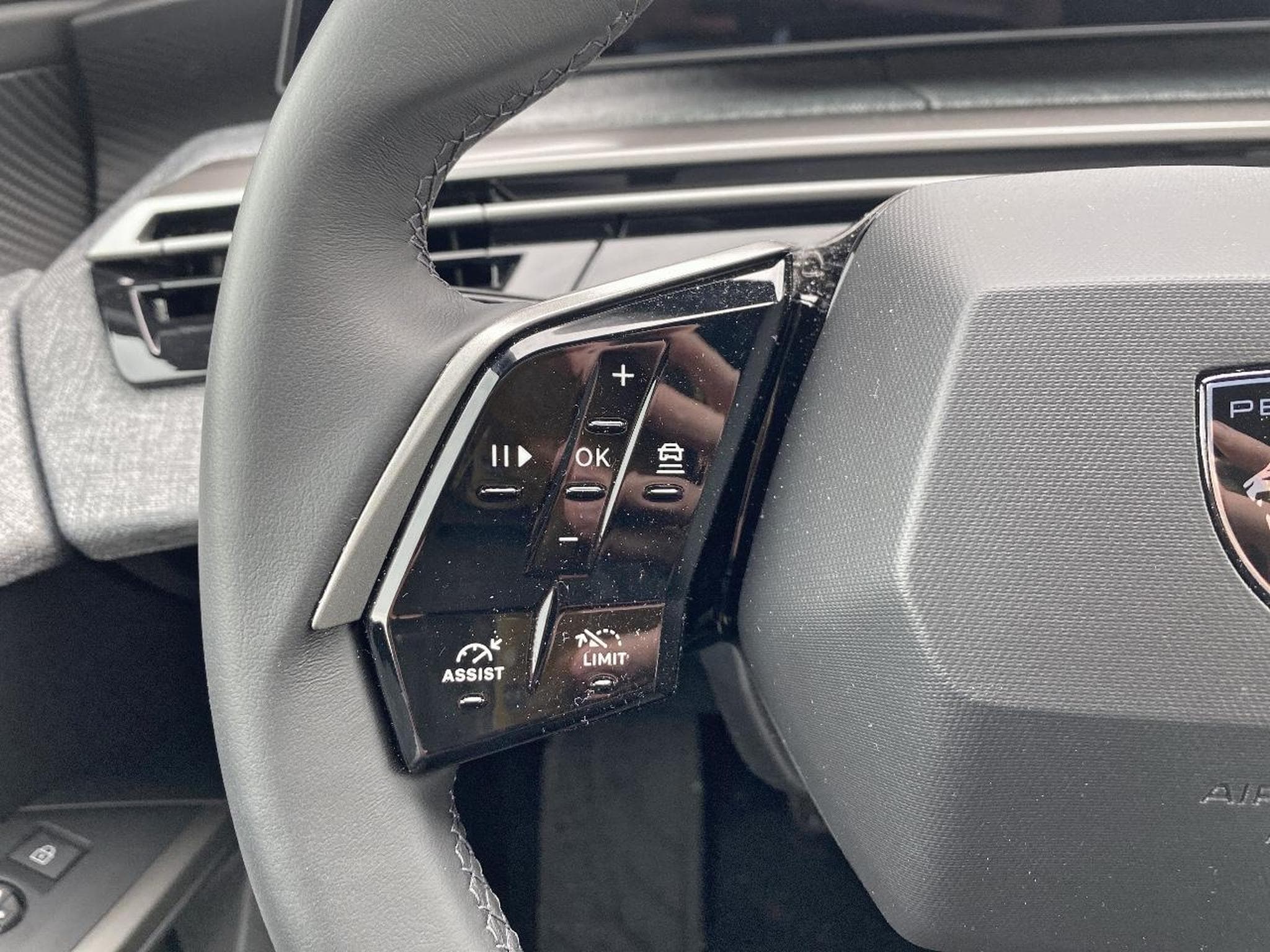 Peugeot 3008 1.2 HYBRID 145 ALLURE E-DCS6 (2025) - Photo 14