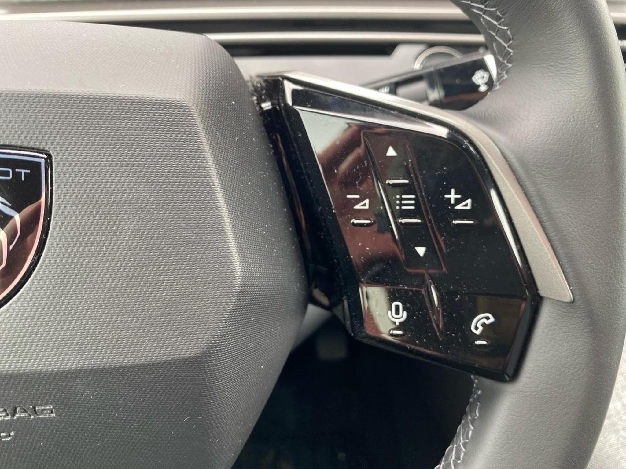 Peugeot 3008 1.2 HYBRID 145 ALLURE E-DCS6 (2025) - Photo 15